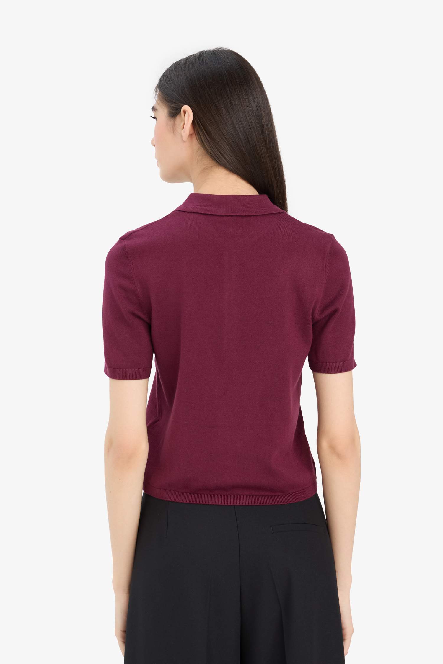 Приталенный трикотажный свитер с воротником-поло