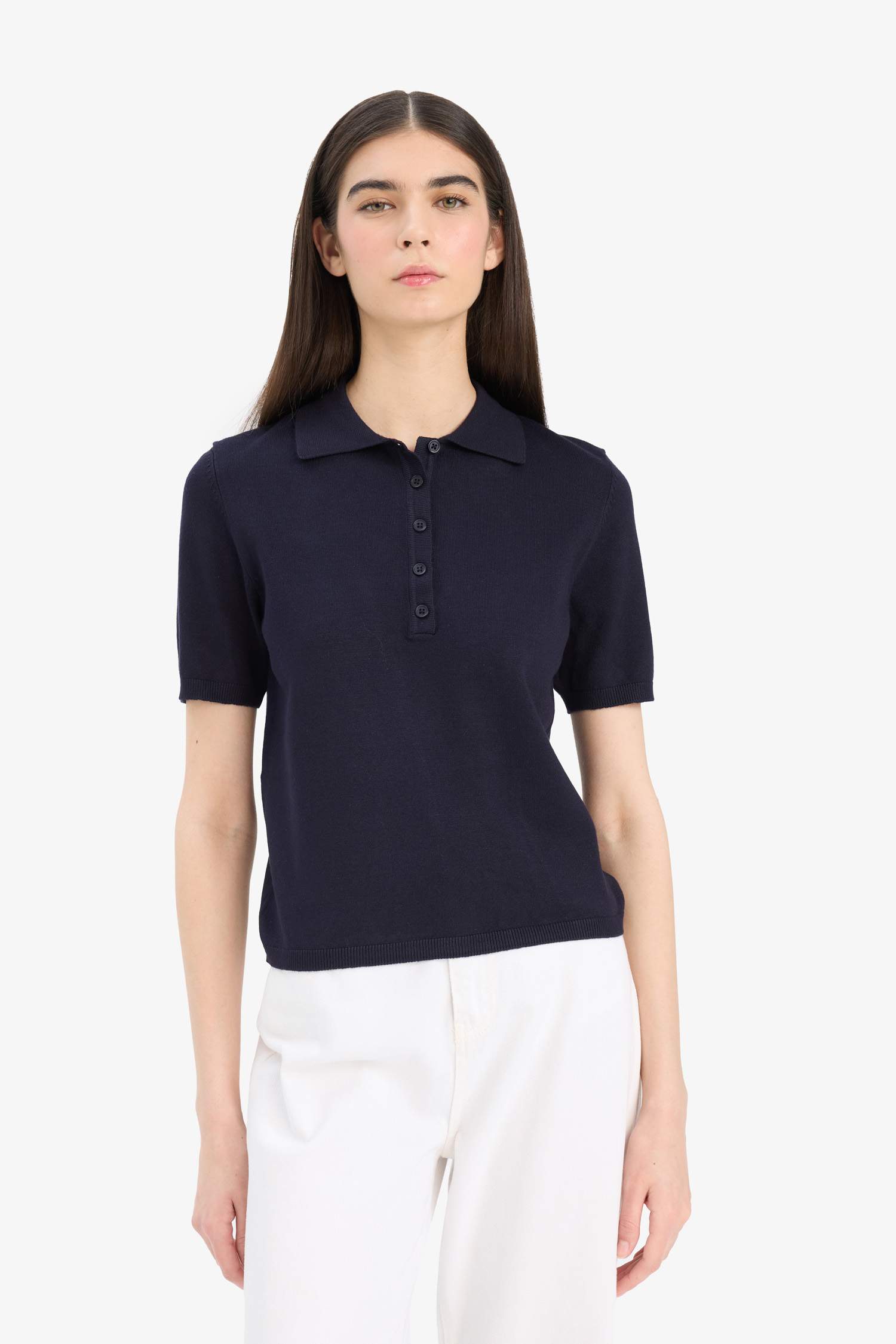 Приталенный трикотажный свитер с воротником-поло