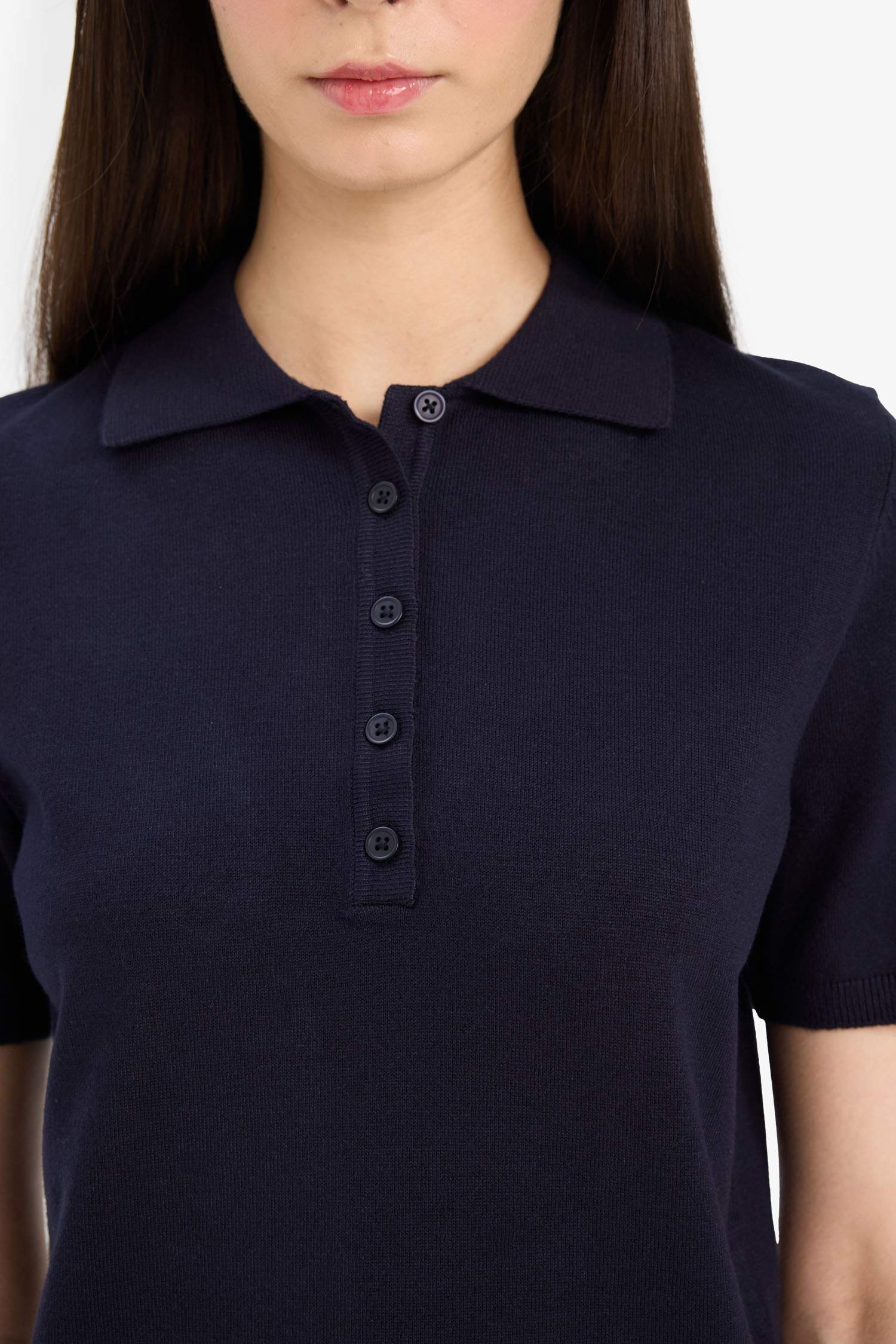 Приталенный трикотажный свитер с воротником-поло