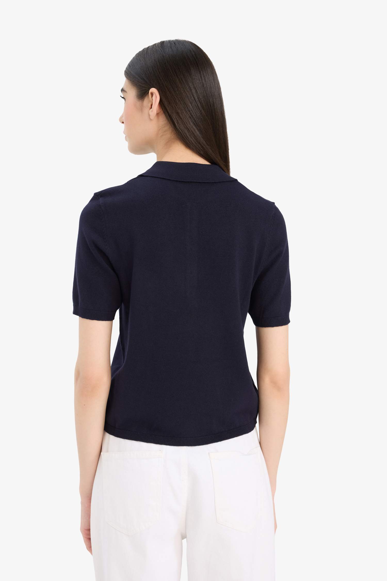 Приталенный трикотажный свитер с воротником-поло