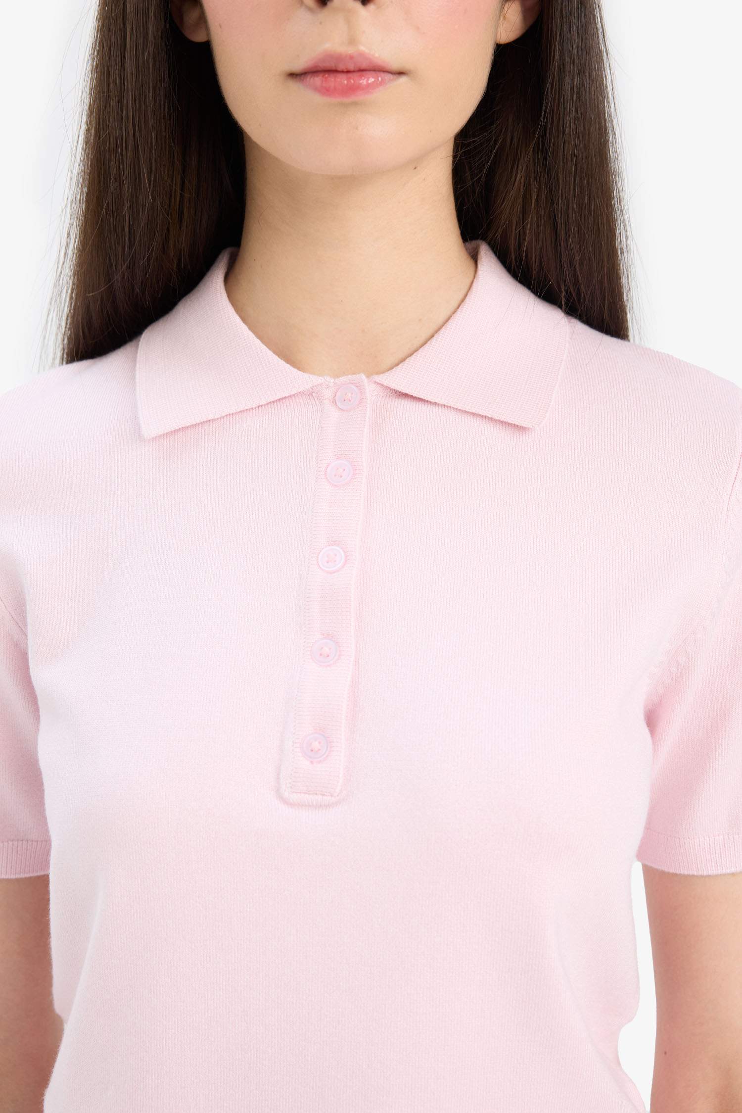 Приталенный трикотажный свитер с воротником-поло