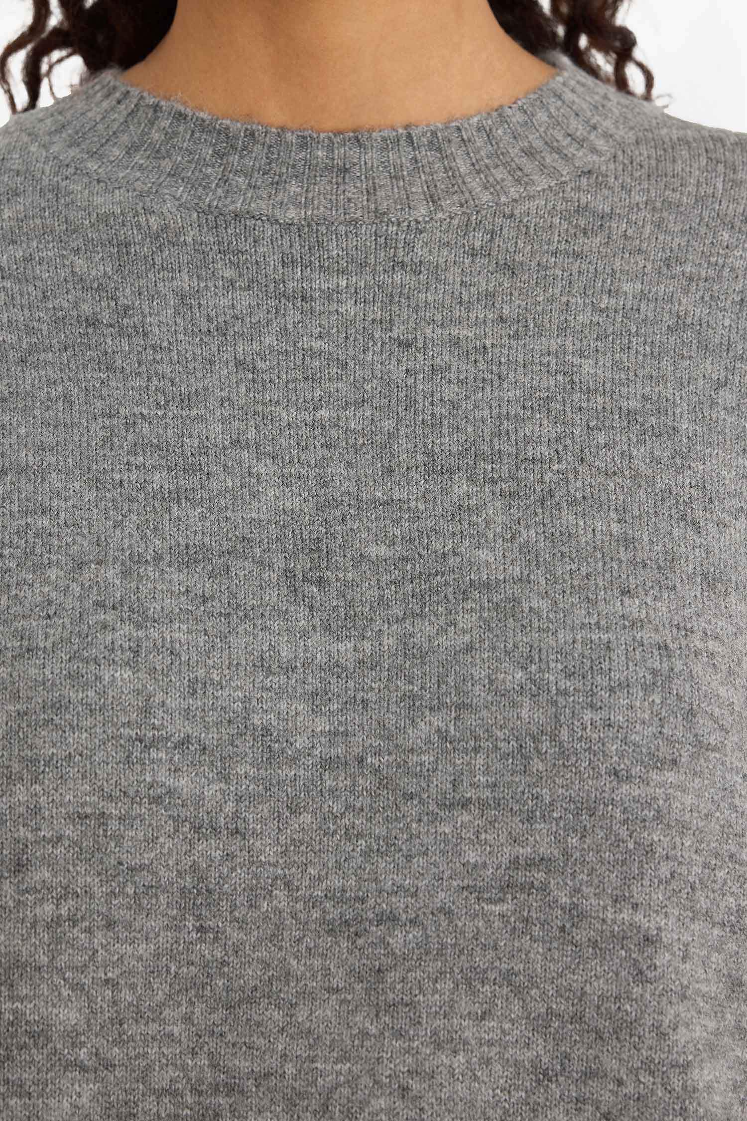 Трикотажный свитер Oversize с круглым вырезом