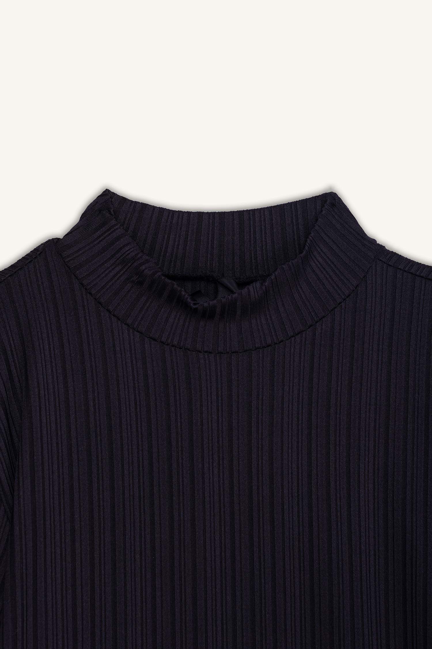 تيشيرت نص كم قصة عادية مضلع بياقة عالية