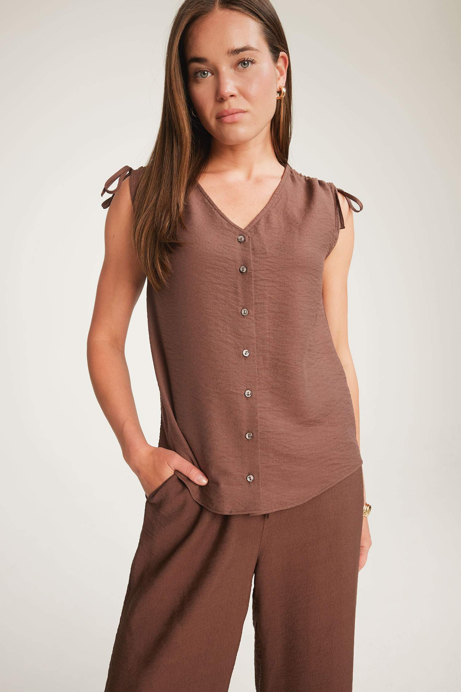 Blouse froncée sans manches à col en V