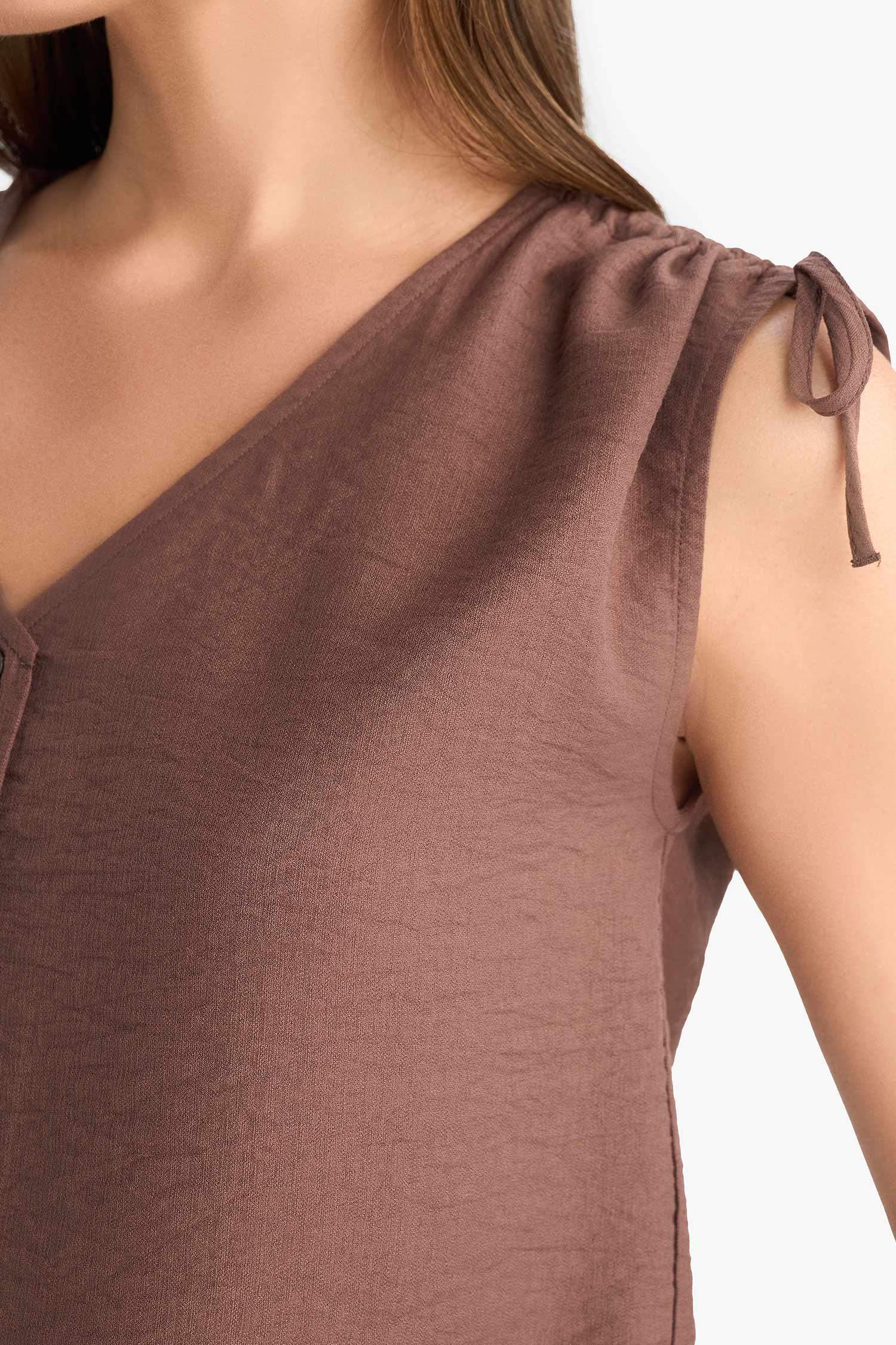 Blouse froncée sans manches à col en V