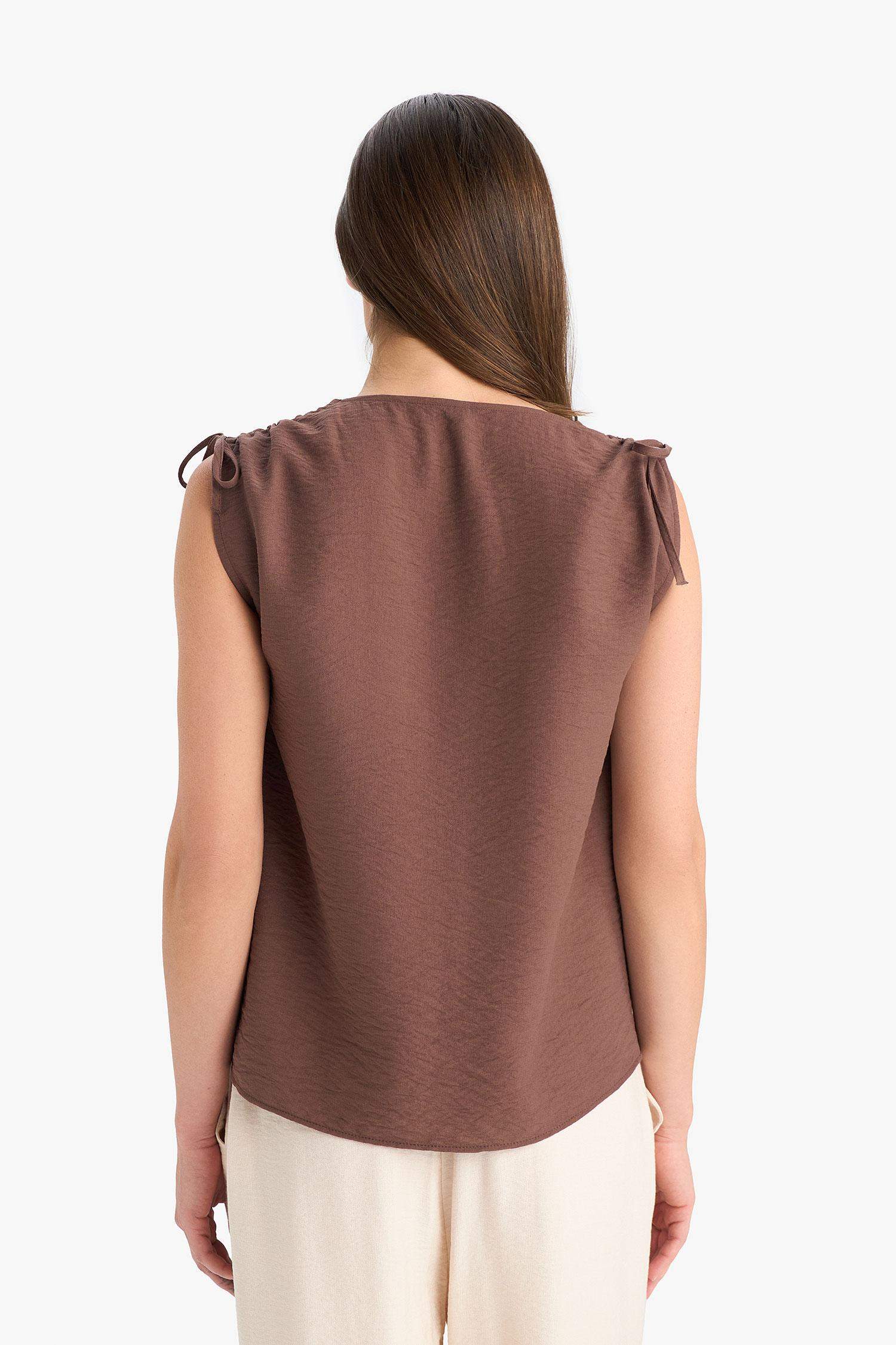 Blouse froncée sans manches à col en V