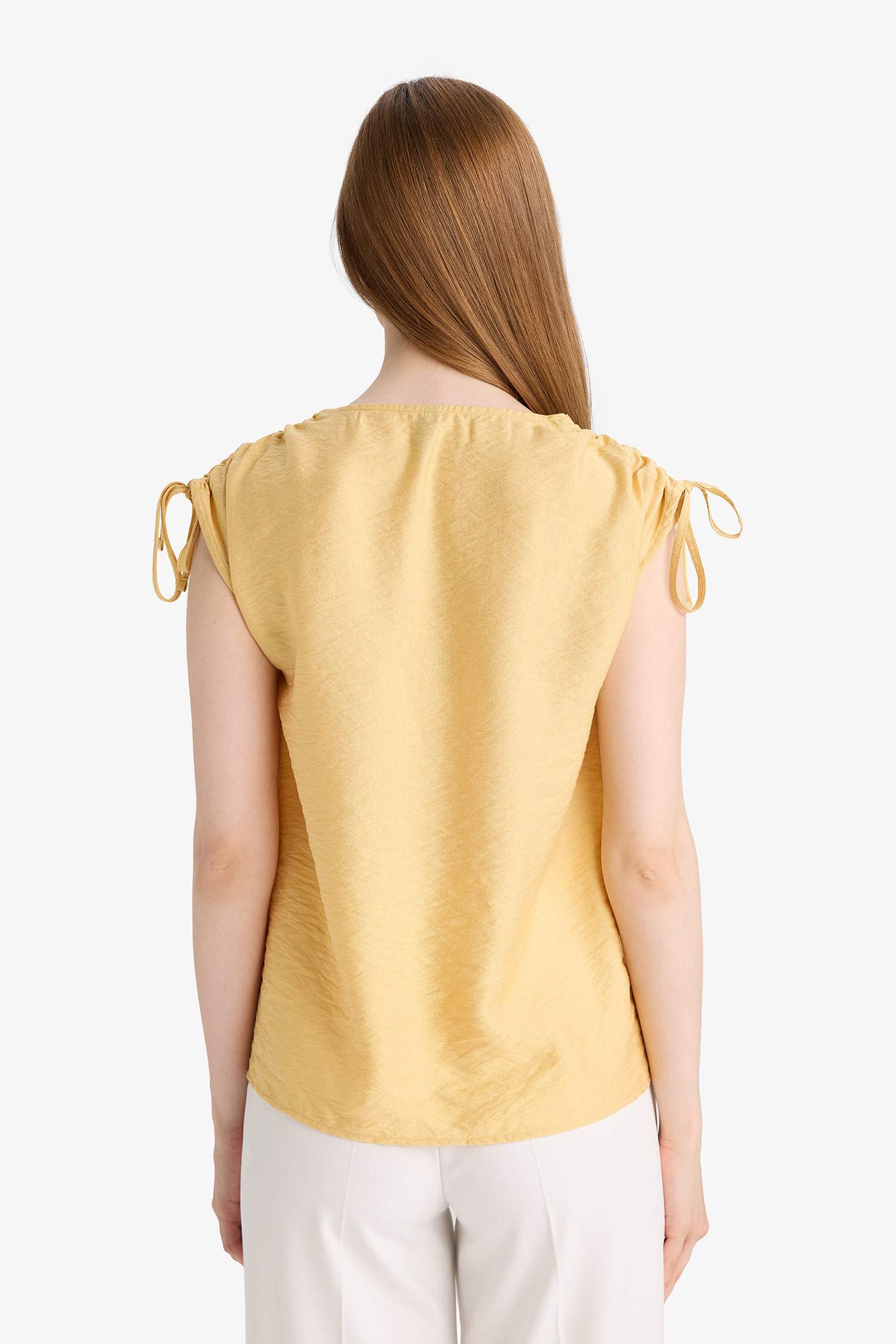 V Yaka Kısa Kollu Büzgü Detaylı Gömlek