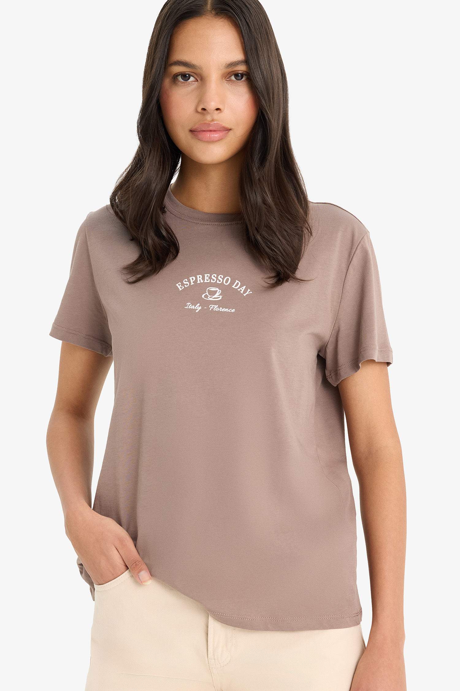 تيشيرت نص ردن بطبعة شعار قصة مريحة