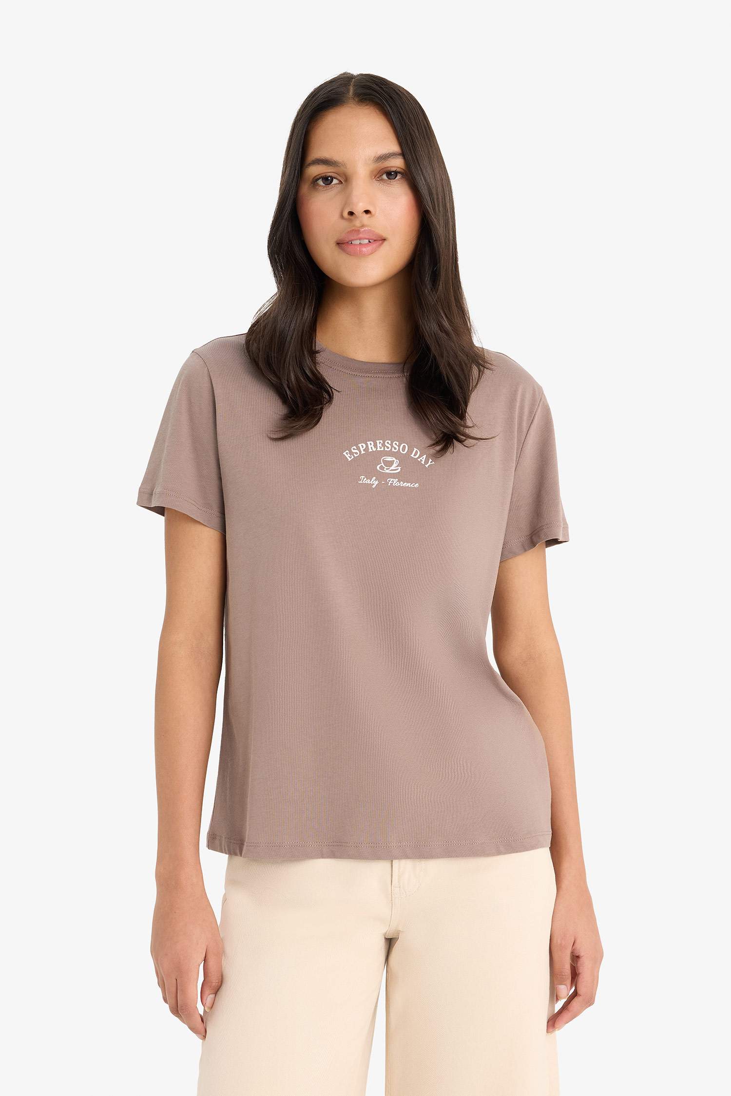 تيشيرت نص ردن بطبعة شعار قصة مريحة