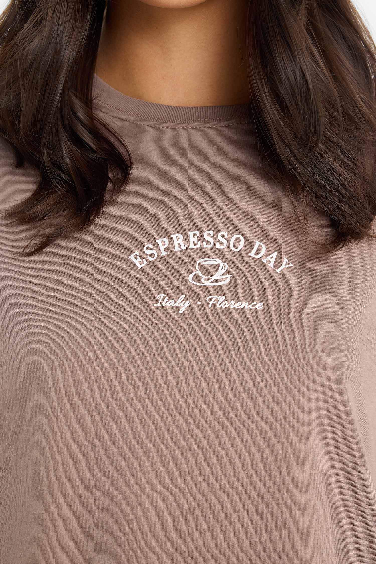 تيشيرت نص ردن بطبعة شعار قصة مريحة