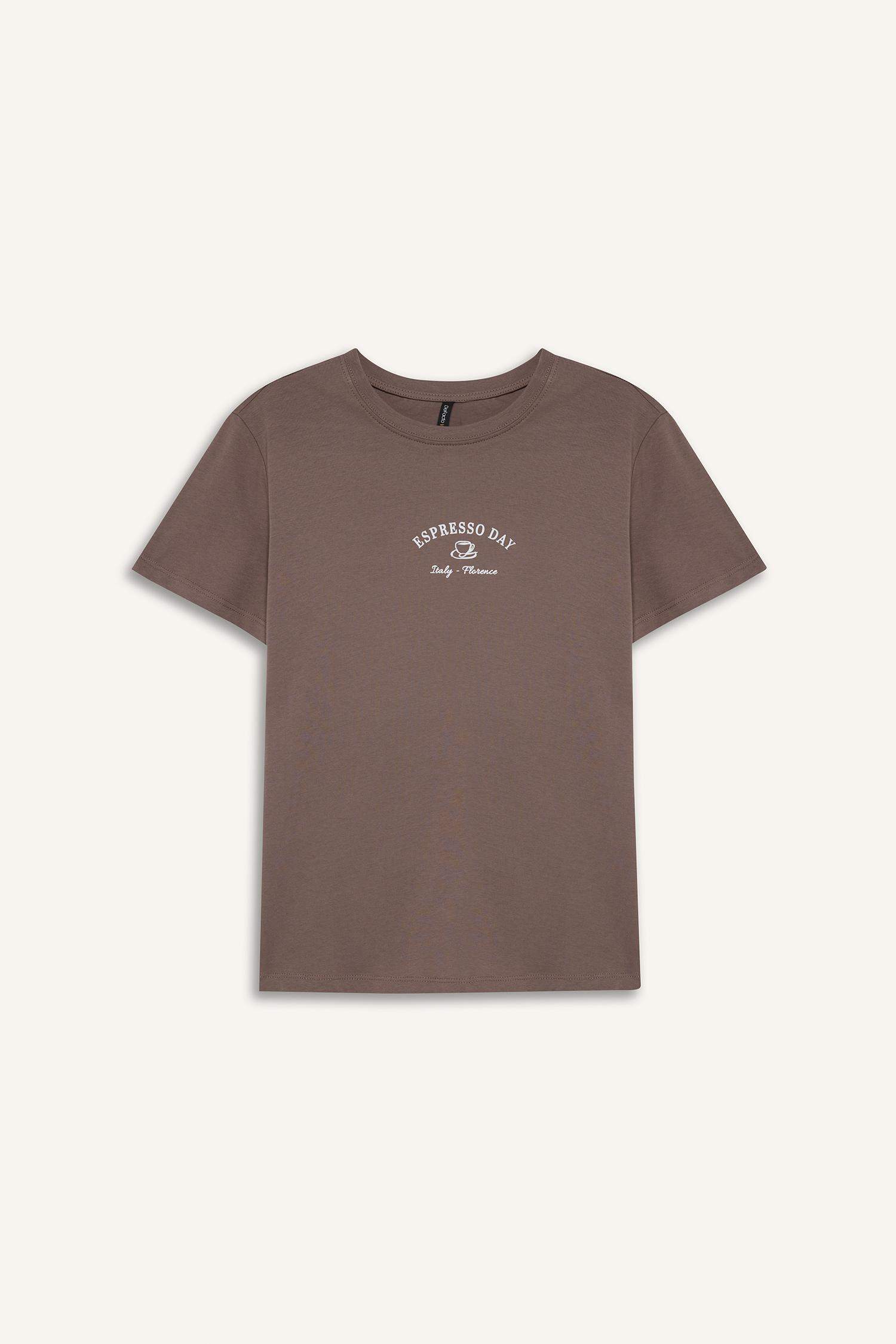 تيشيرت نص ردن بطبعة شعار قصة مريحة