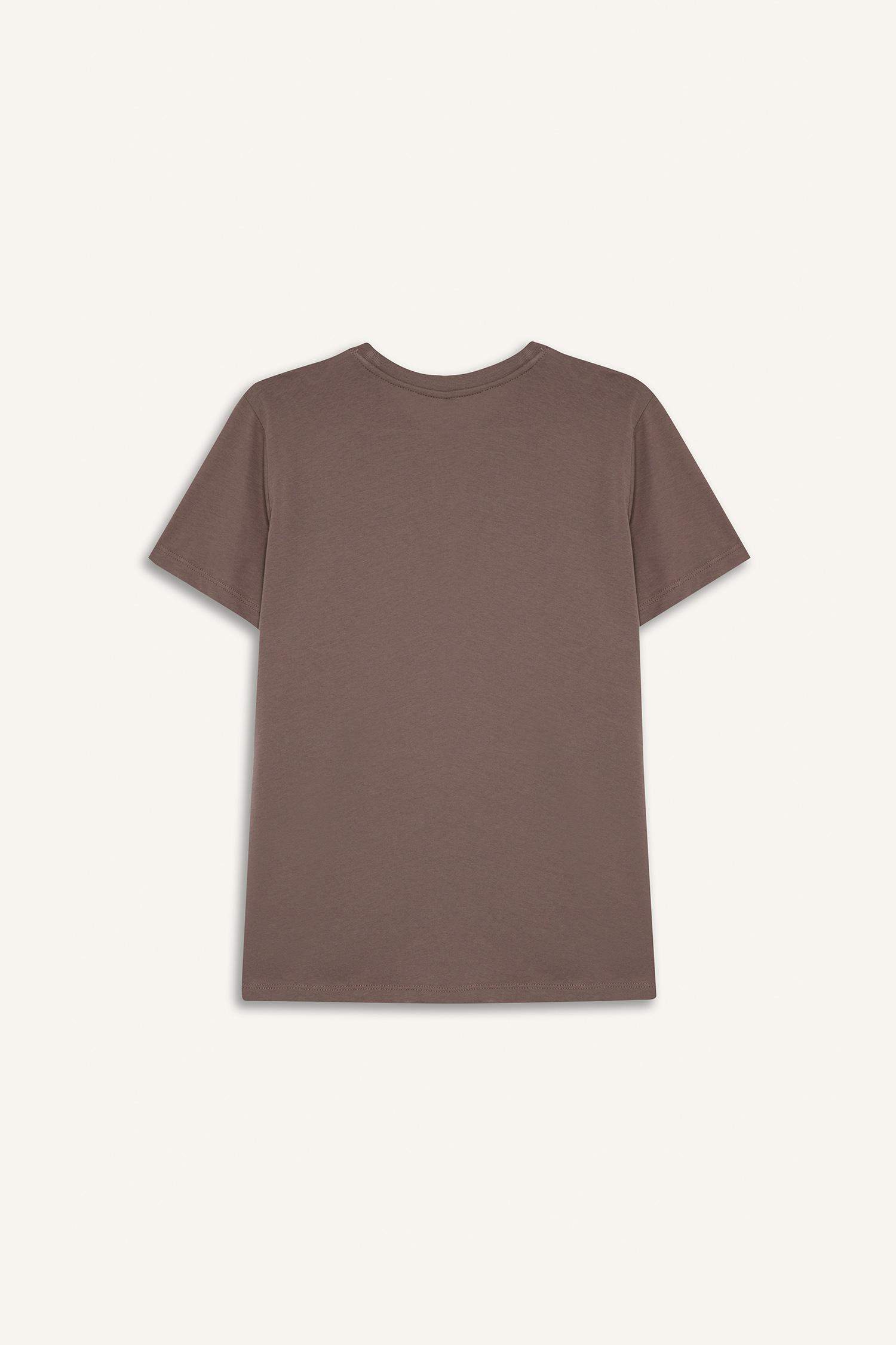 تيشيرت نص ردن بطبعة شعار قصة مريحة