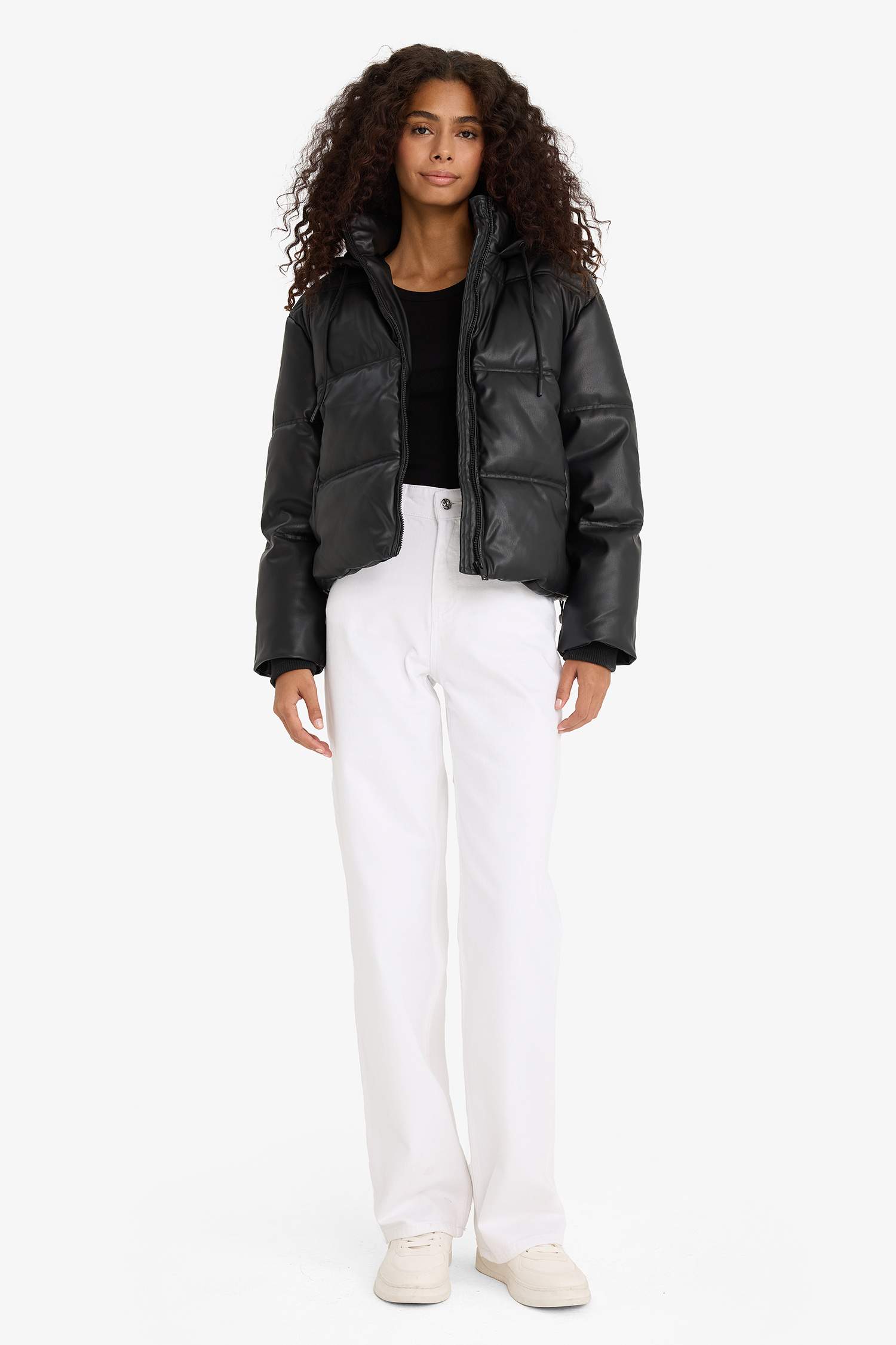 جاكيت جلد صناعي قصة عادية بغطاء للرأس مبطن بالصوف