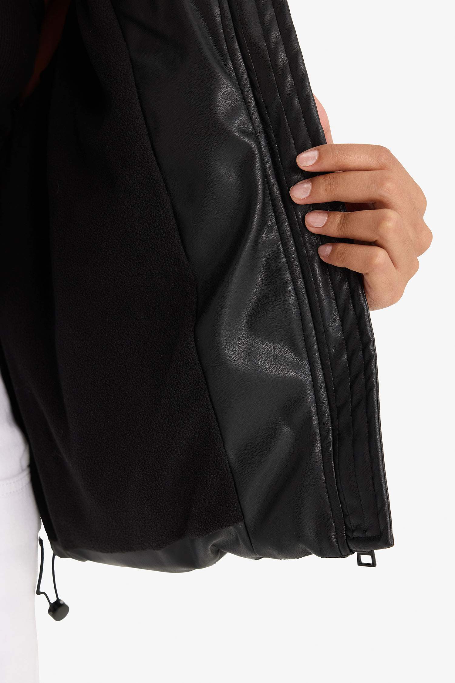 جاكيت جلد صناعي قصة عادية بغطاء للرأس مبطن بالصوف