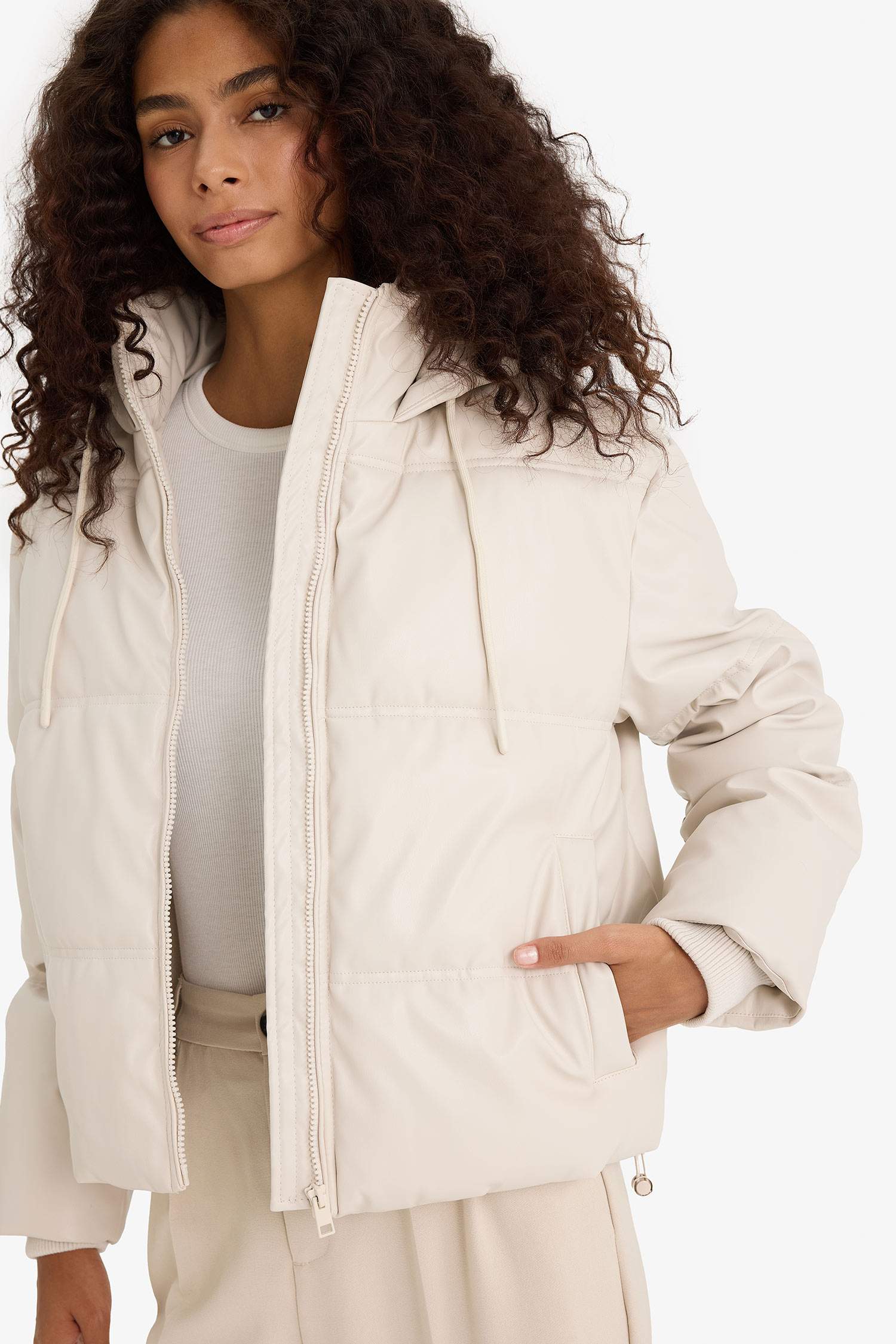 جاكيت جلد صناعي قصة عادية بغطاء للرأس مبطن بالصوف