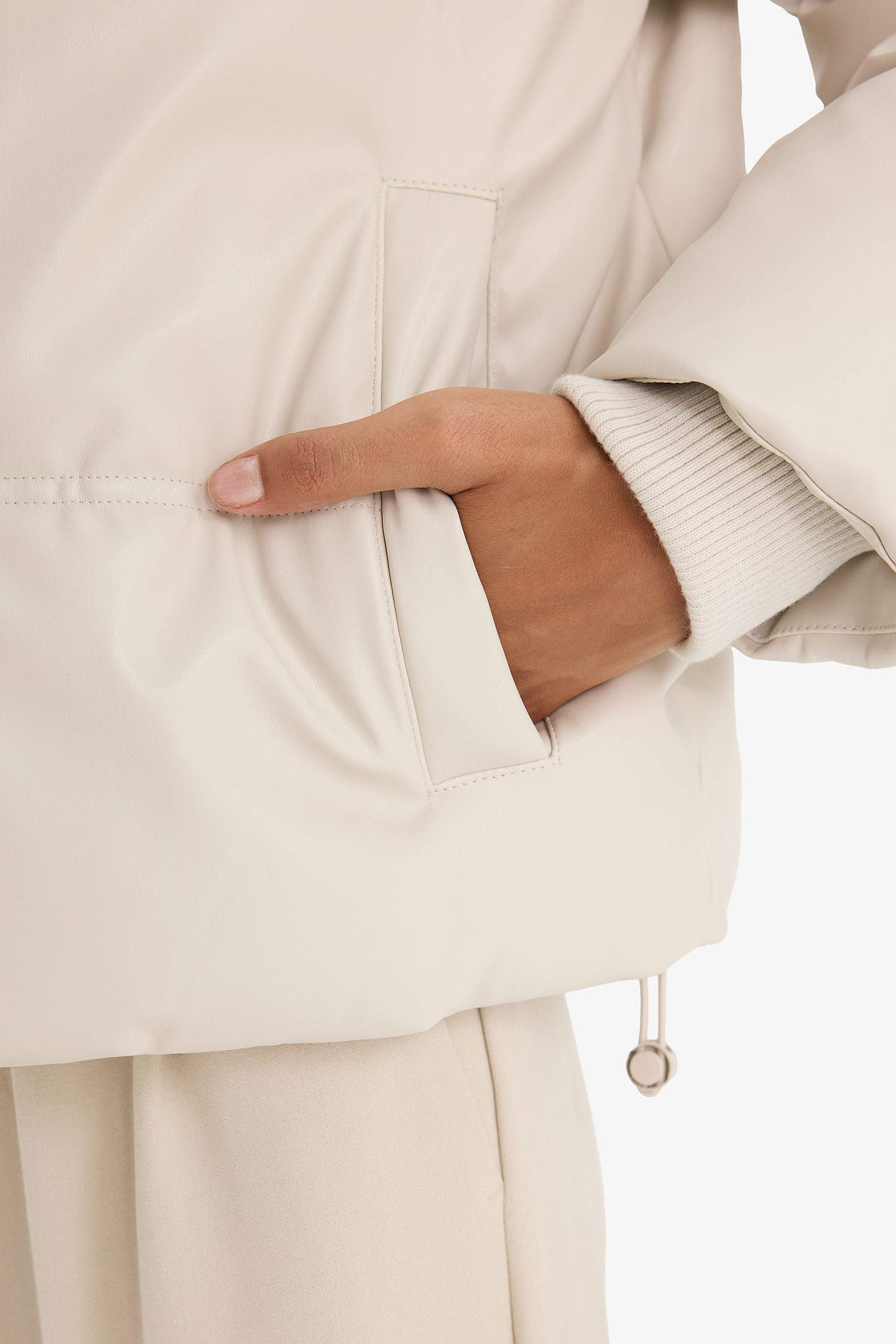 جاكيت جلد صناعي قصة عادية بغطاء للرأس مبطن بالصوف