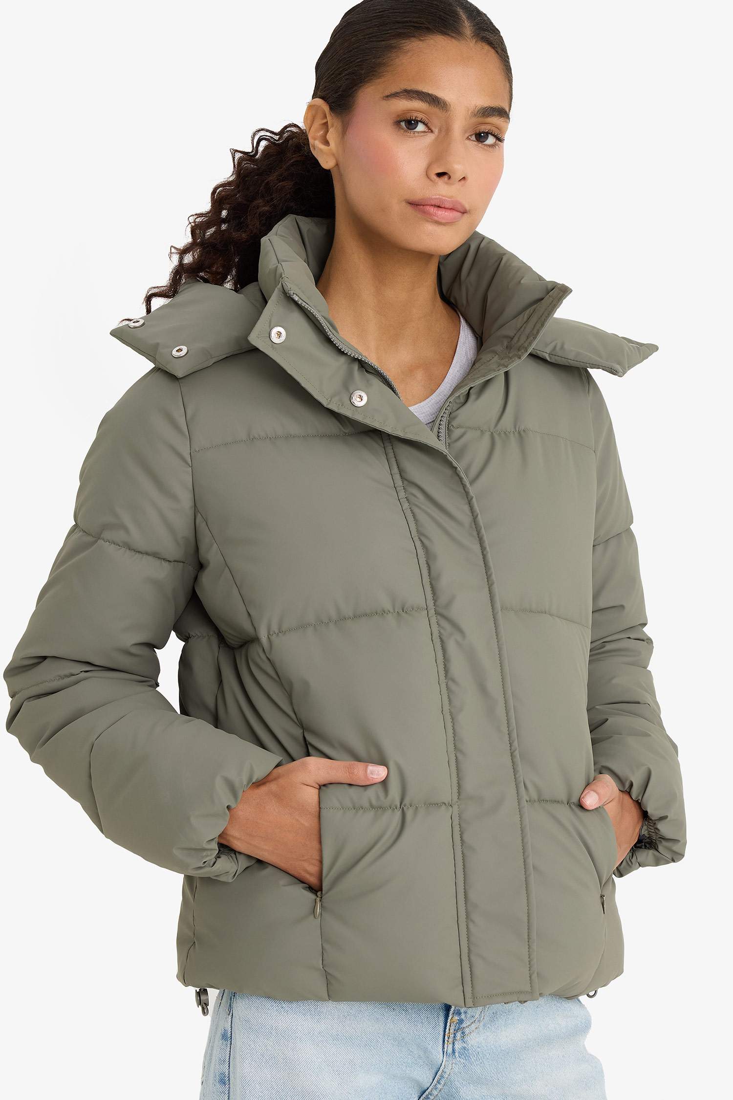 قمصلة نفخ قصة عادية بغطاء للرأس