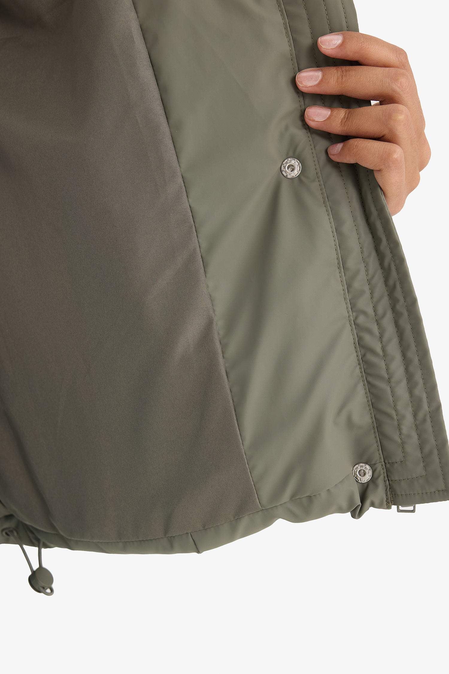 قمصلة نفخ قصة عادية بغطاء للرأس