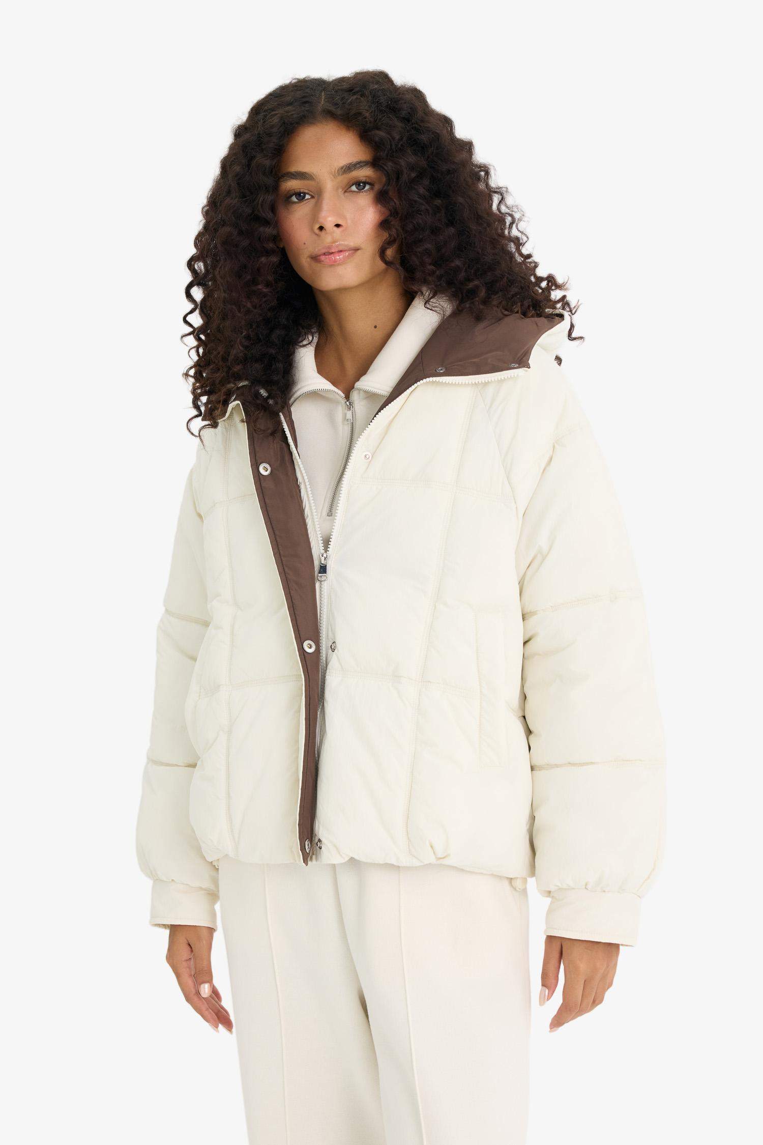 Regular Fit Kapüşonlu Fermuarlı Kısa Şişme Mont 