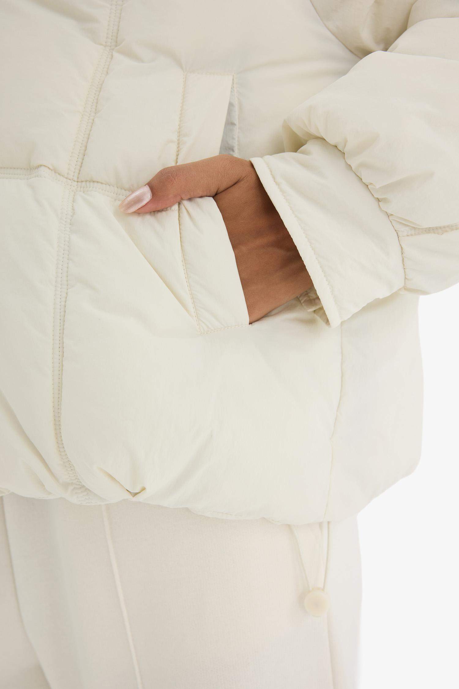 Regular Fit Kapüşonlu Fermuarlı Kısa Şişme Mont 