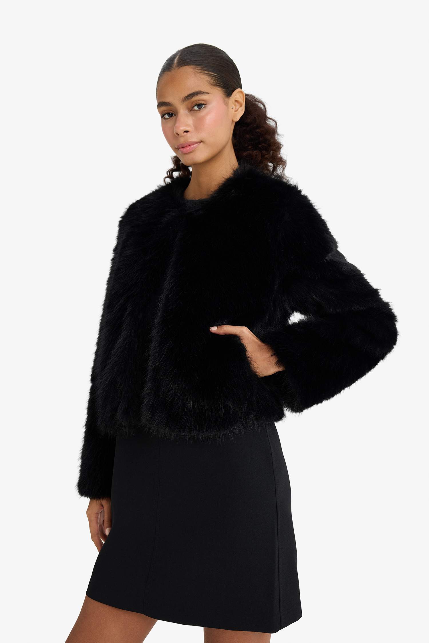 جاكيت فرو صناعي قصة عادية