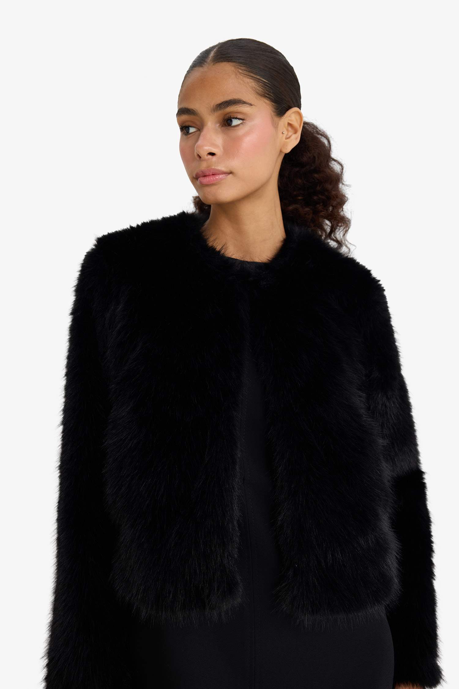 جاكيت فرو صناعي قصة عادية