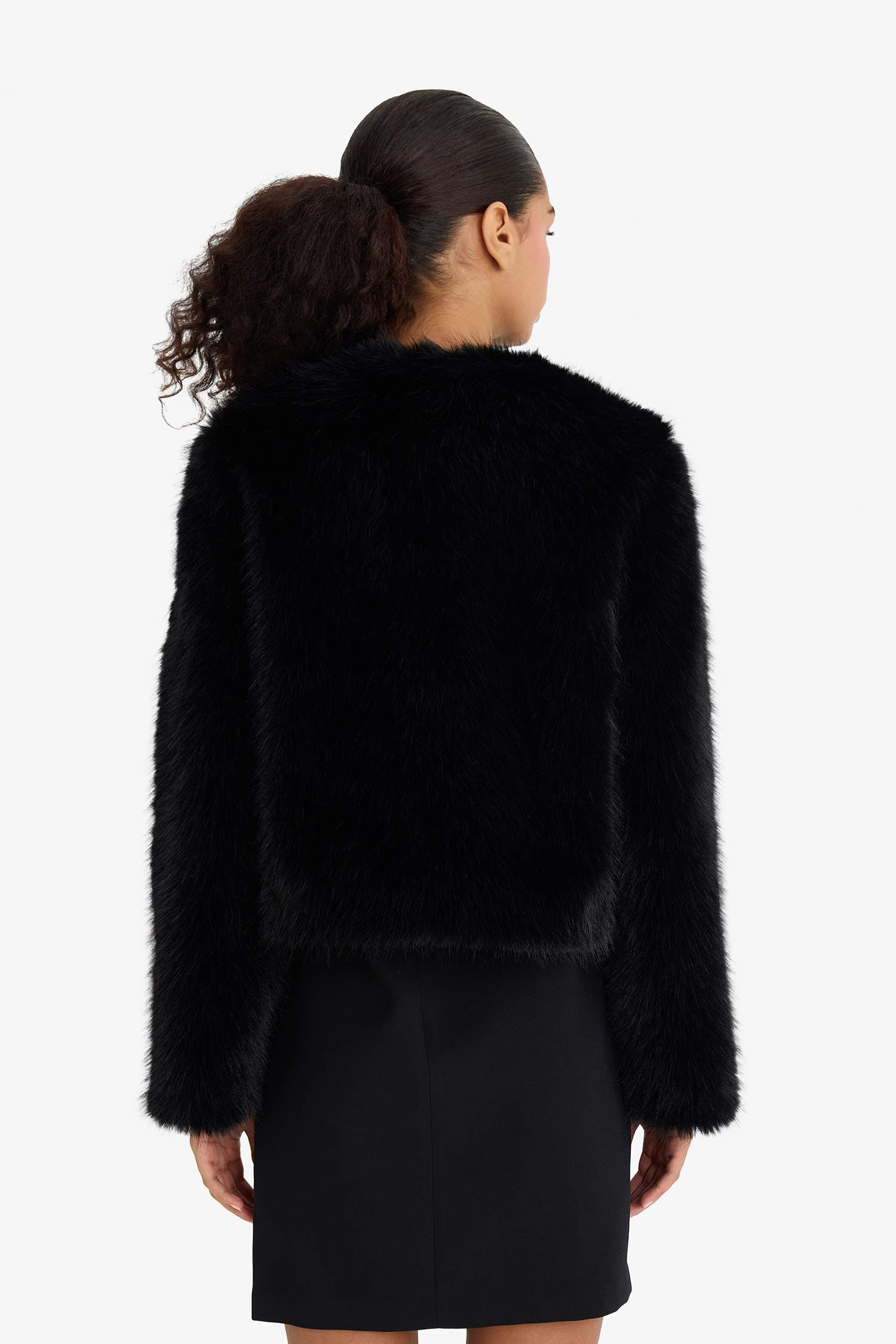 جاكيت فرو صناعي قصة عادية