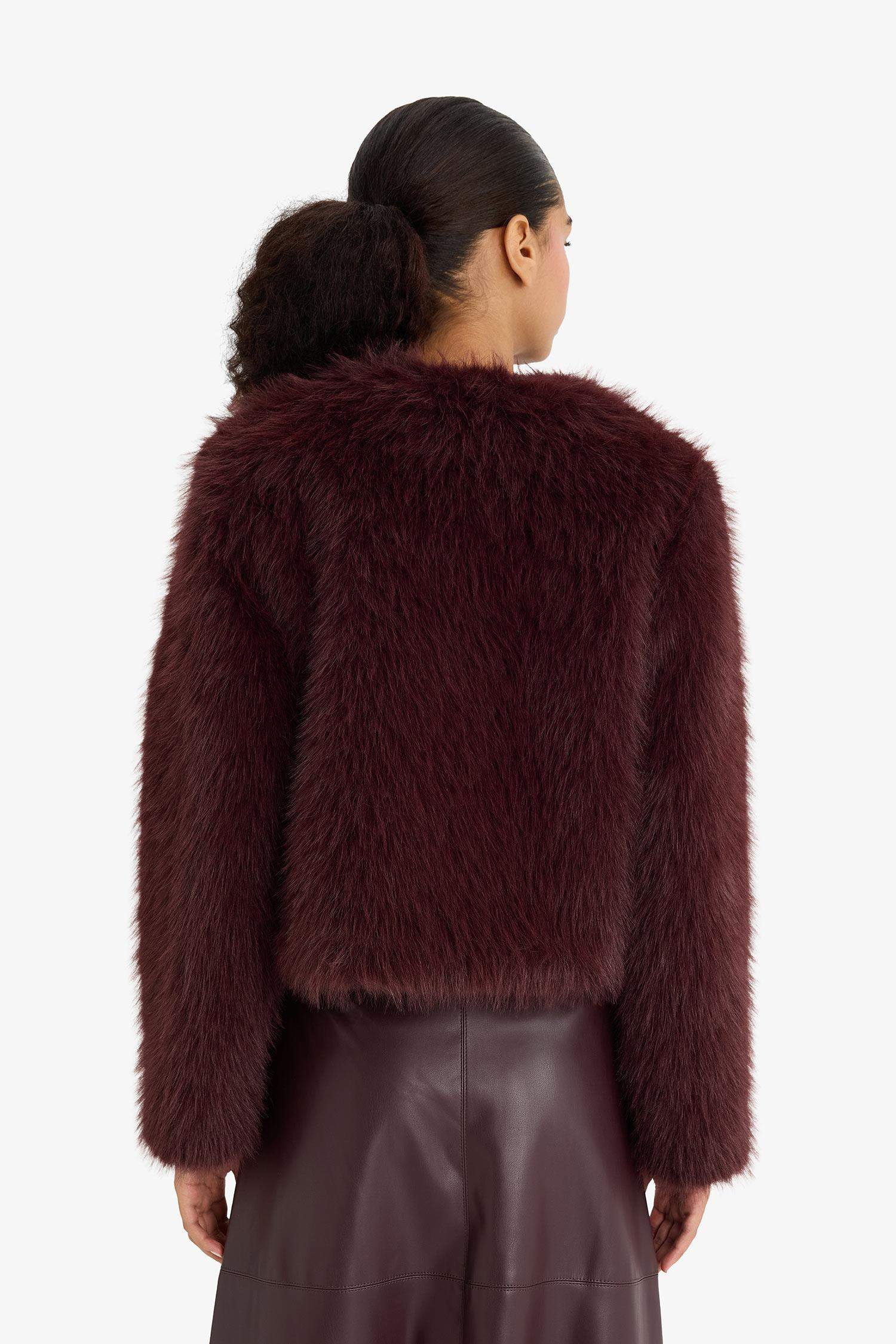 فرو صناعي قصة عادية