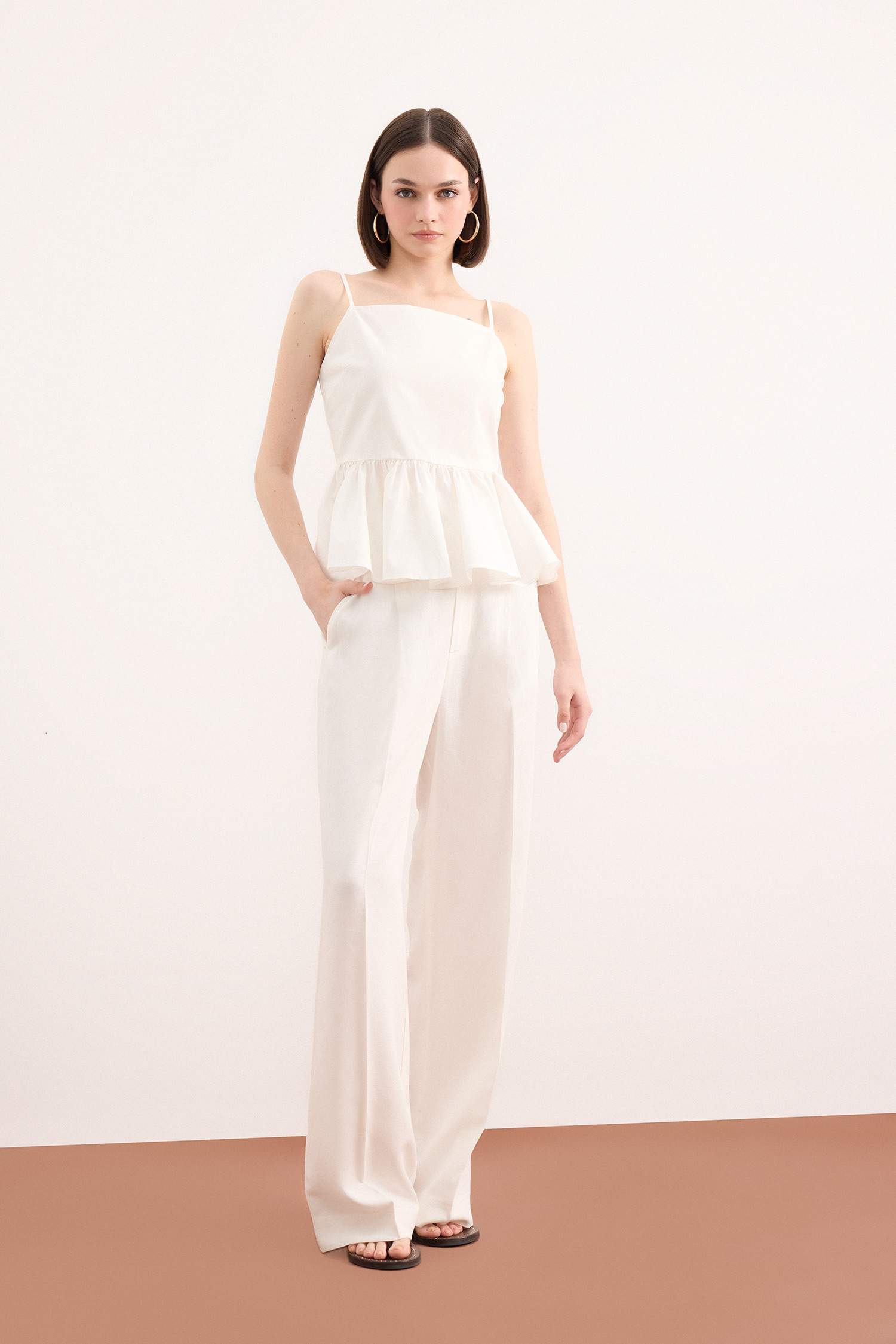 Fitted Volanlı Poplin Askılı Beyaz Bluz