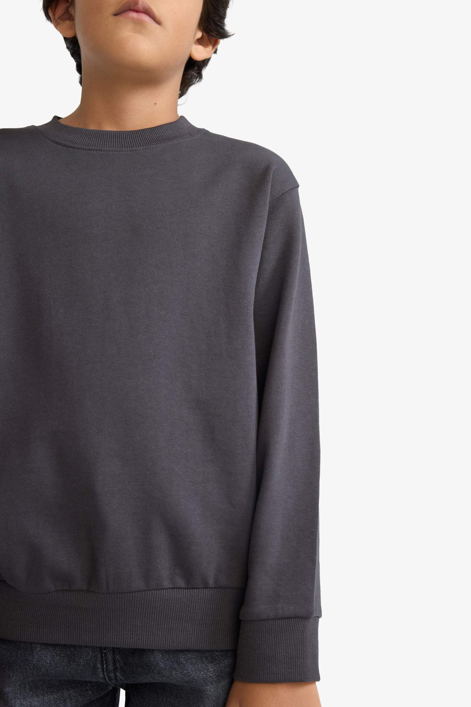 سويت شيرت ولادي بيزك سادة قصة عادية بياخة مستديرة