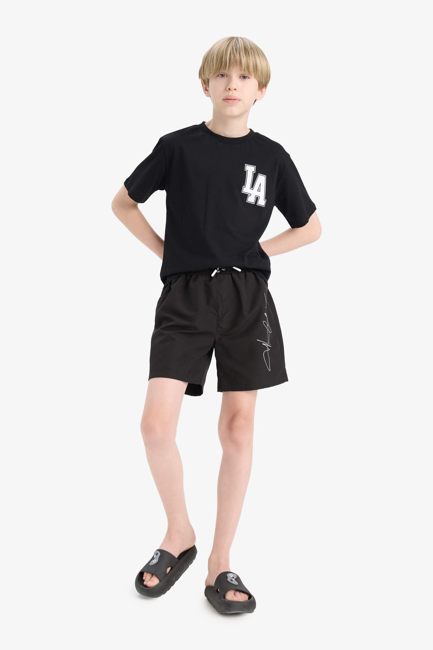 Ұлдарға дөңгелек жаға басып шығарылған қысқа жеңді Қысқа жеңді футболка