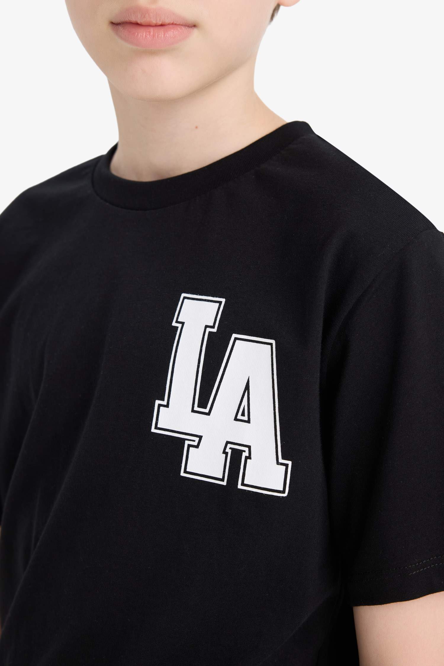 Ұлдарға дөңгелек жаға басып шығарылған қысқа жеңді Қысқа жеңді футболка