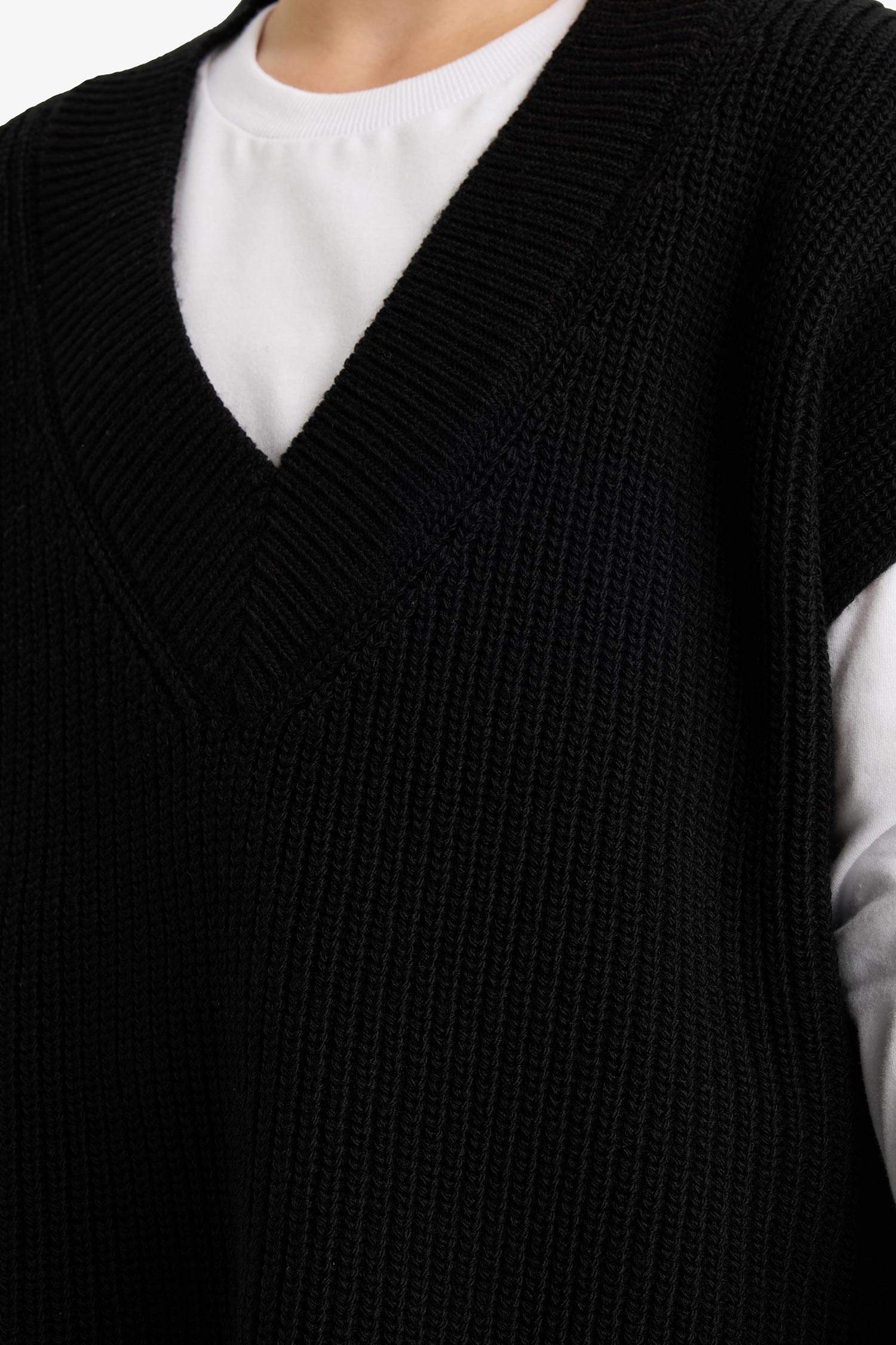 Girl Oversize Fit V-Neck Knit Vest