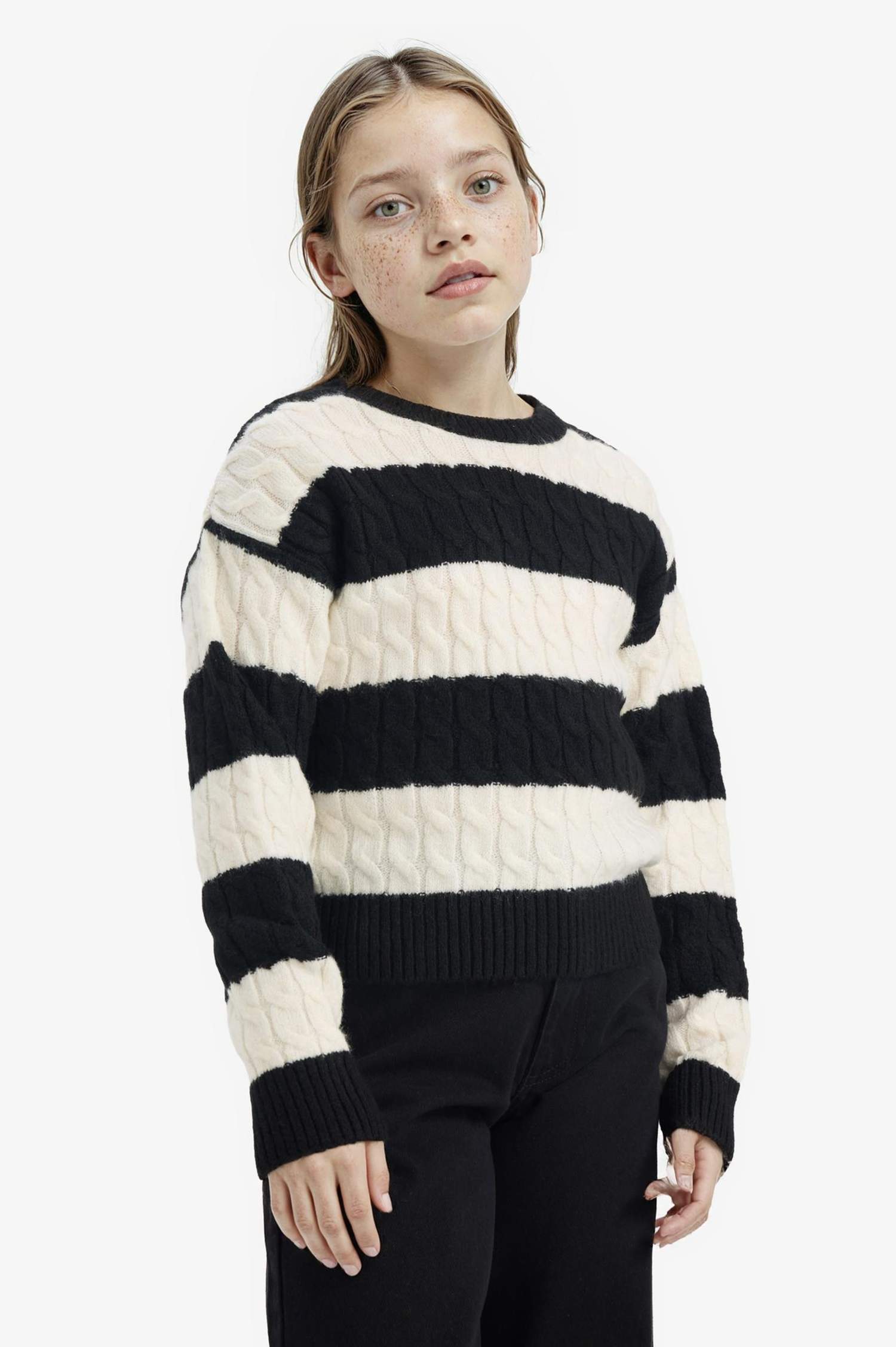 بلوز تريكو بناتي مخطط قصة عادية بياخة مستديرة