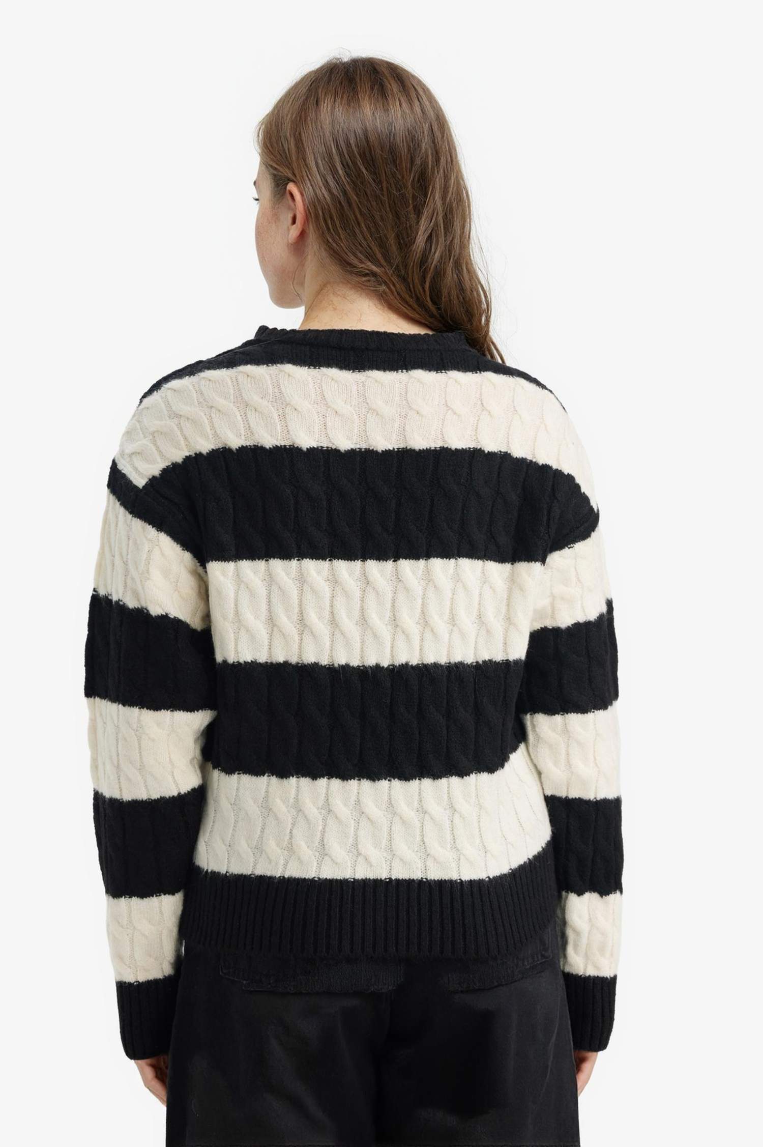 بلوز تريكو بناتي مخطط قصة عادية بياخة مستديرة