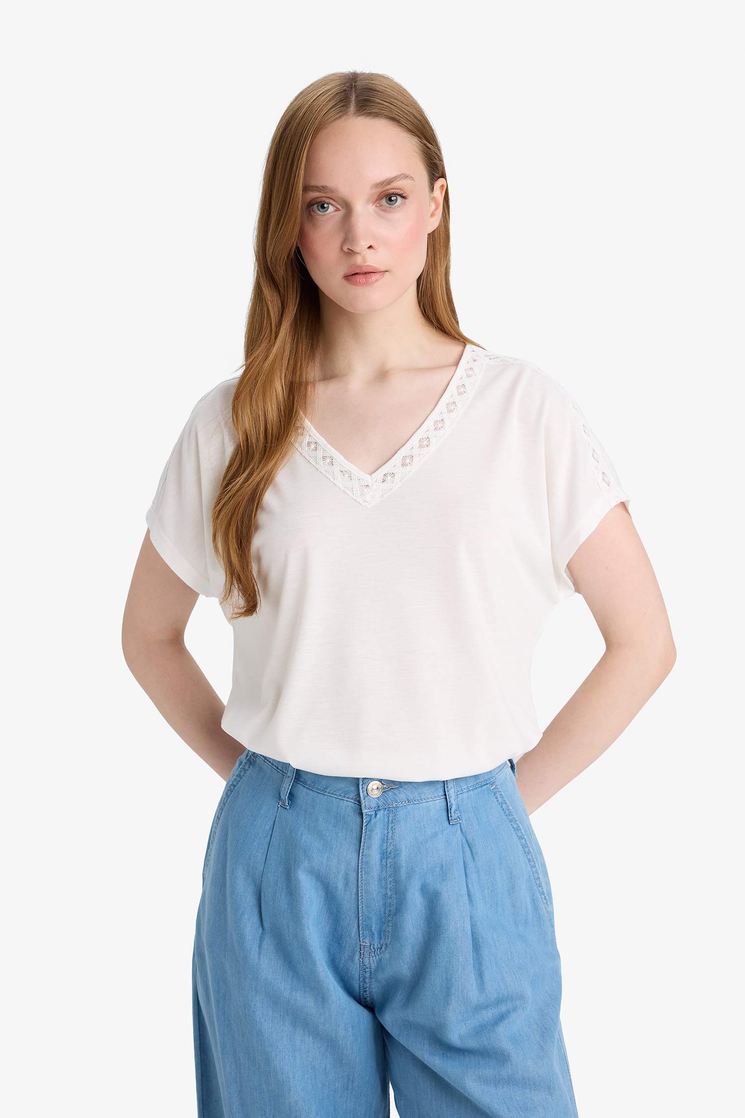 T-shirt à col en V et manches courtes