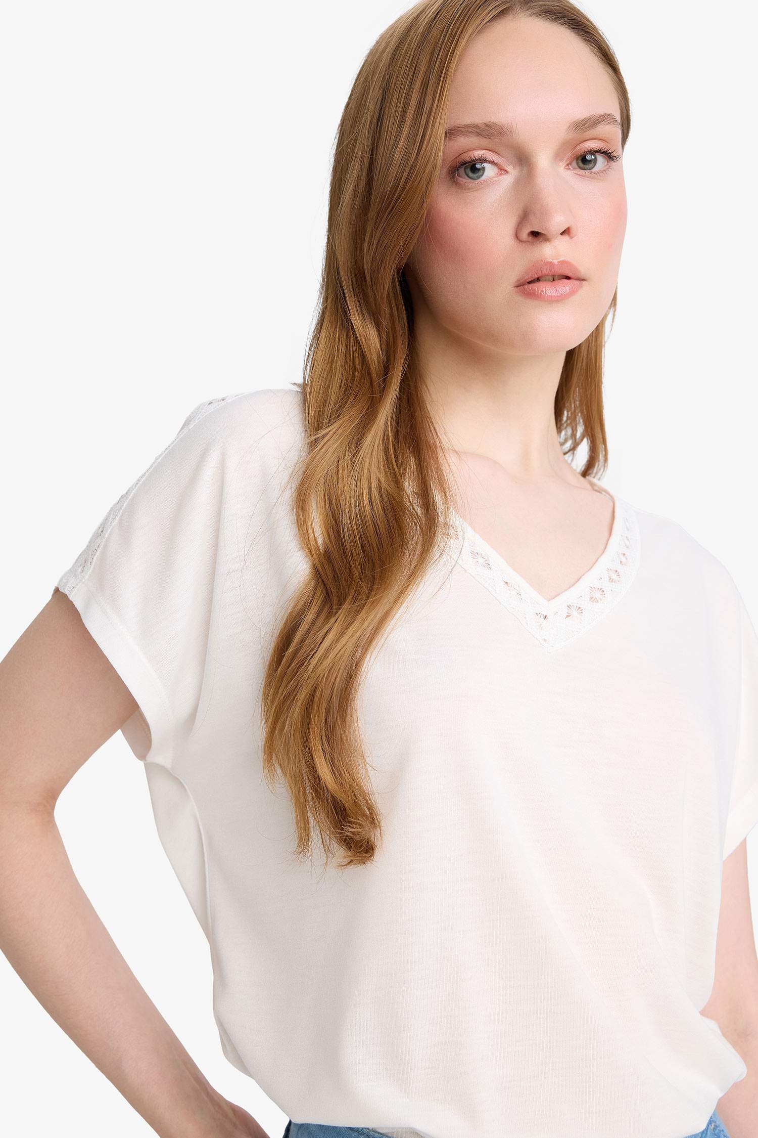 T-shirt à col en V et manches courtes