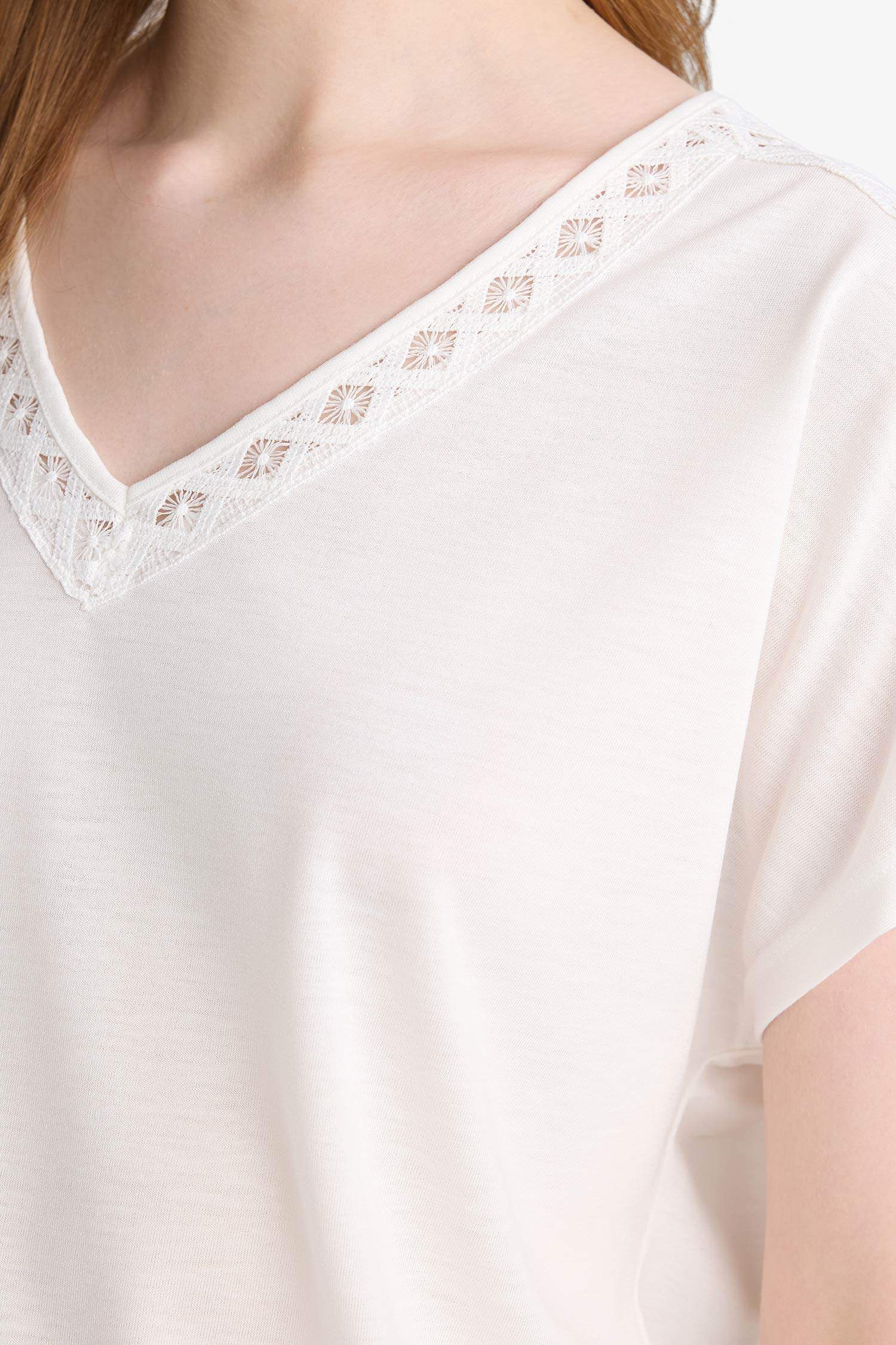 T-shirt à col en V et manches courtes