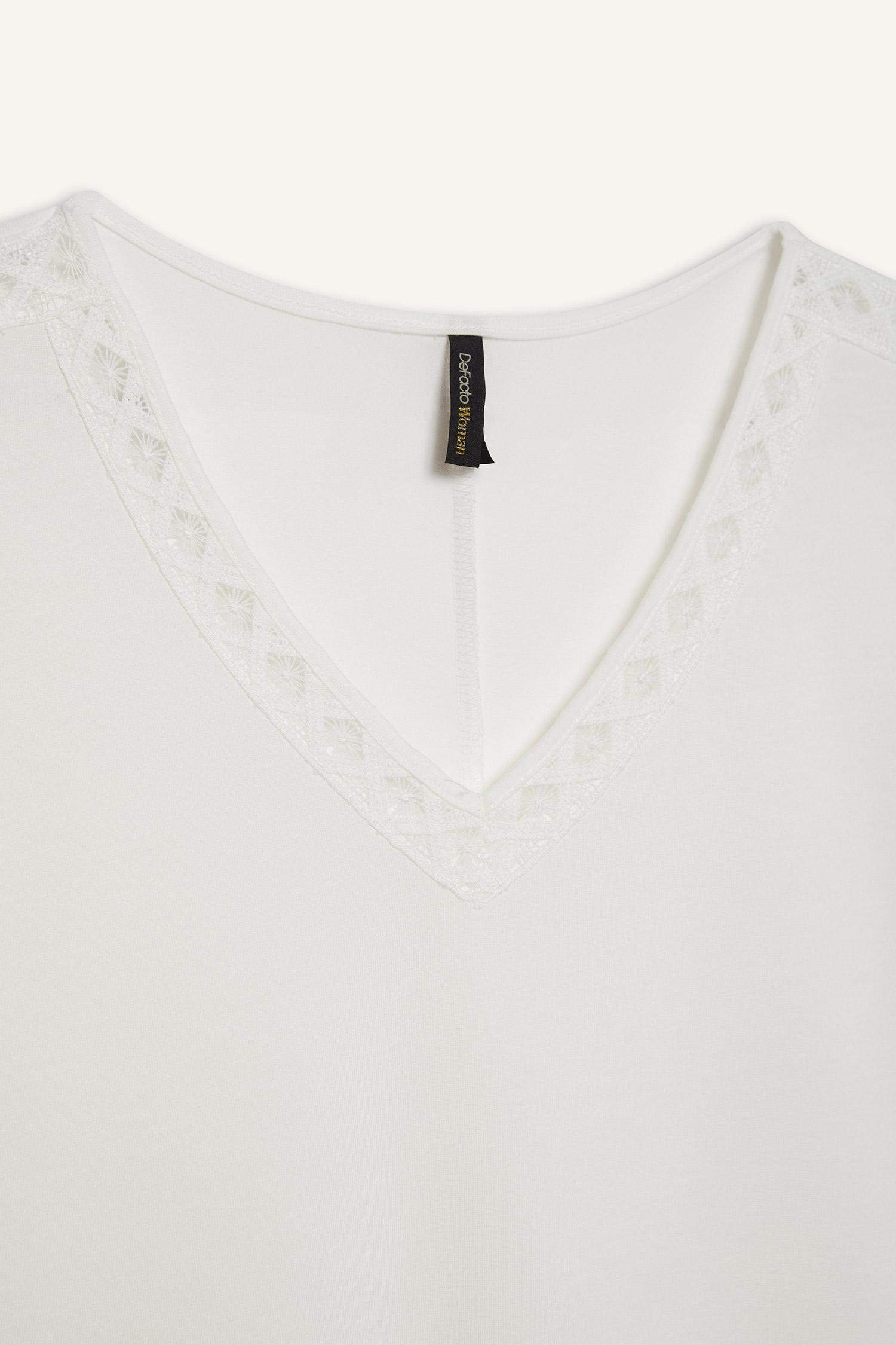 T-shirt à col en V et manches courtes