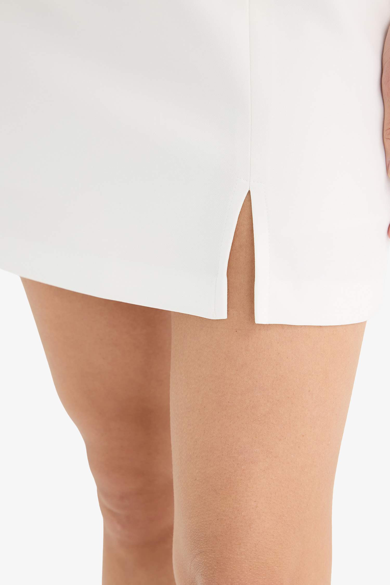 А-силуэт мини-юбка с разрезом и нормальной посадкой