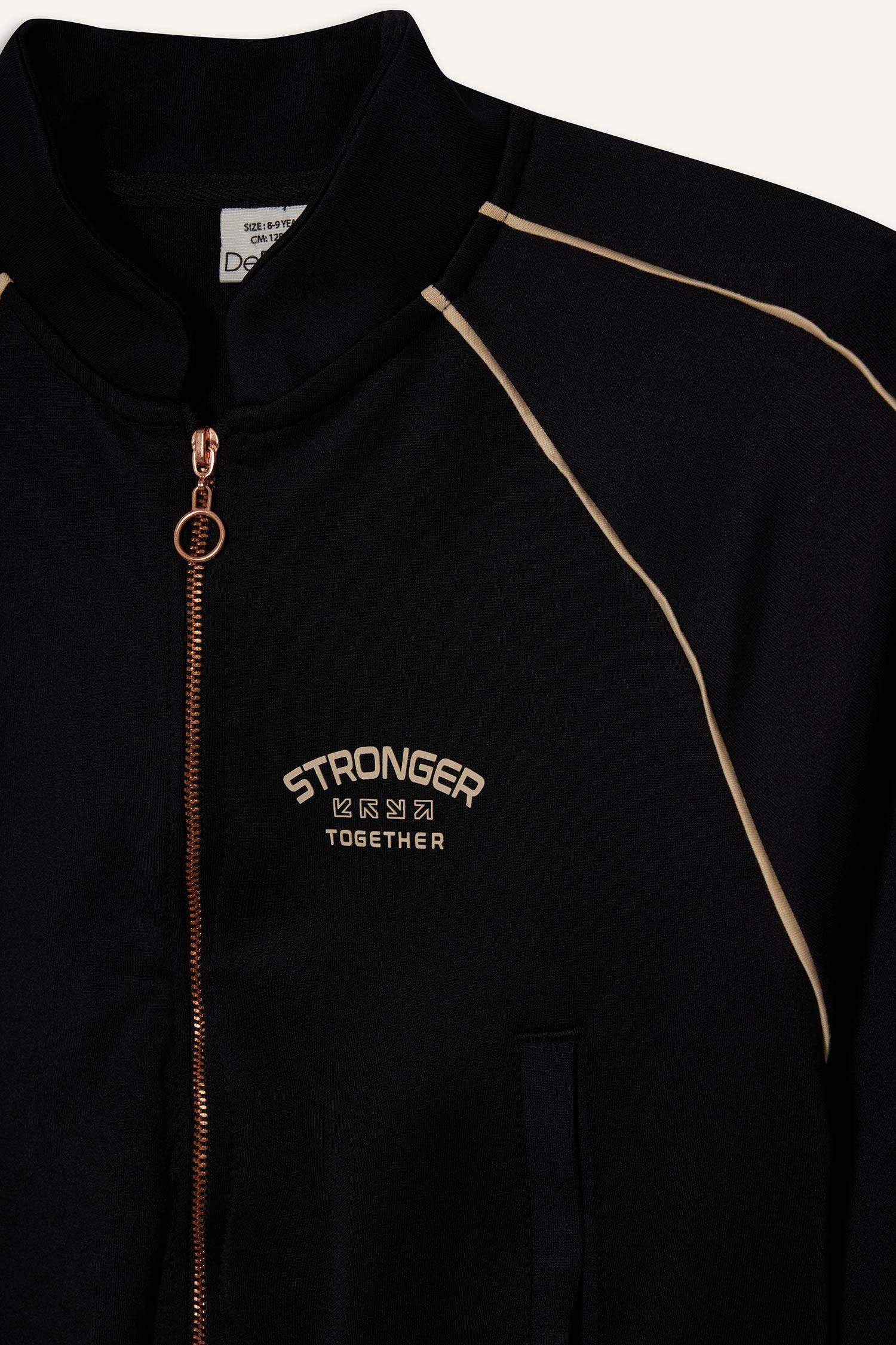 كارديجان بناتي بطبعة شعار قماش سكوبا قصة مريحة