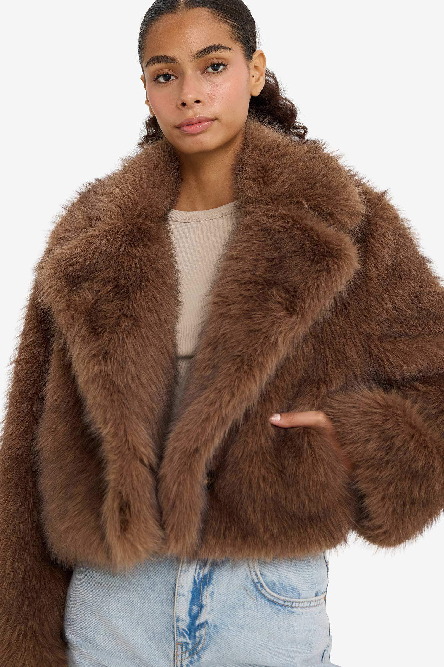 Regular Fit Düğmeli Kısa Suni Kürk