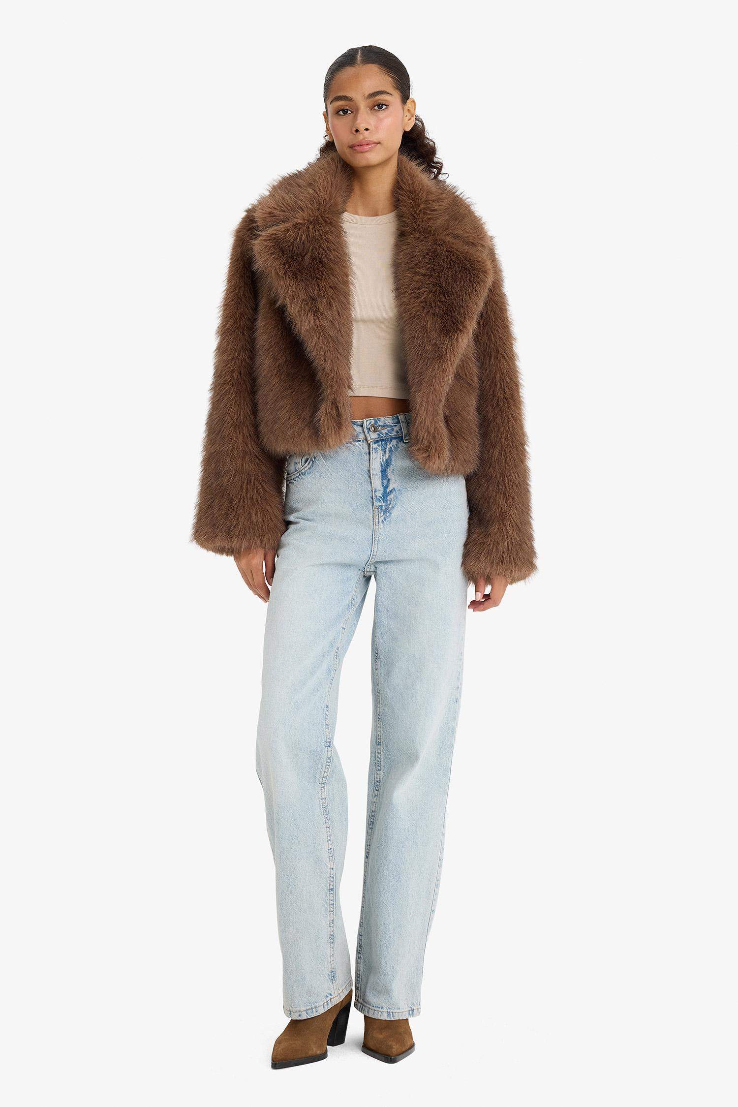 Regular Fit Düğmeli Kısa Suni Kürk