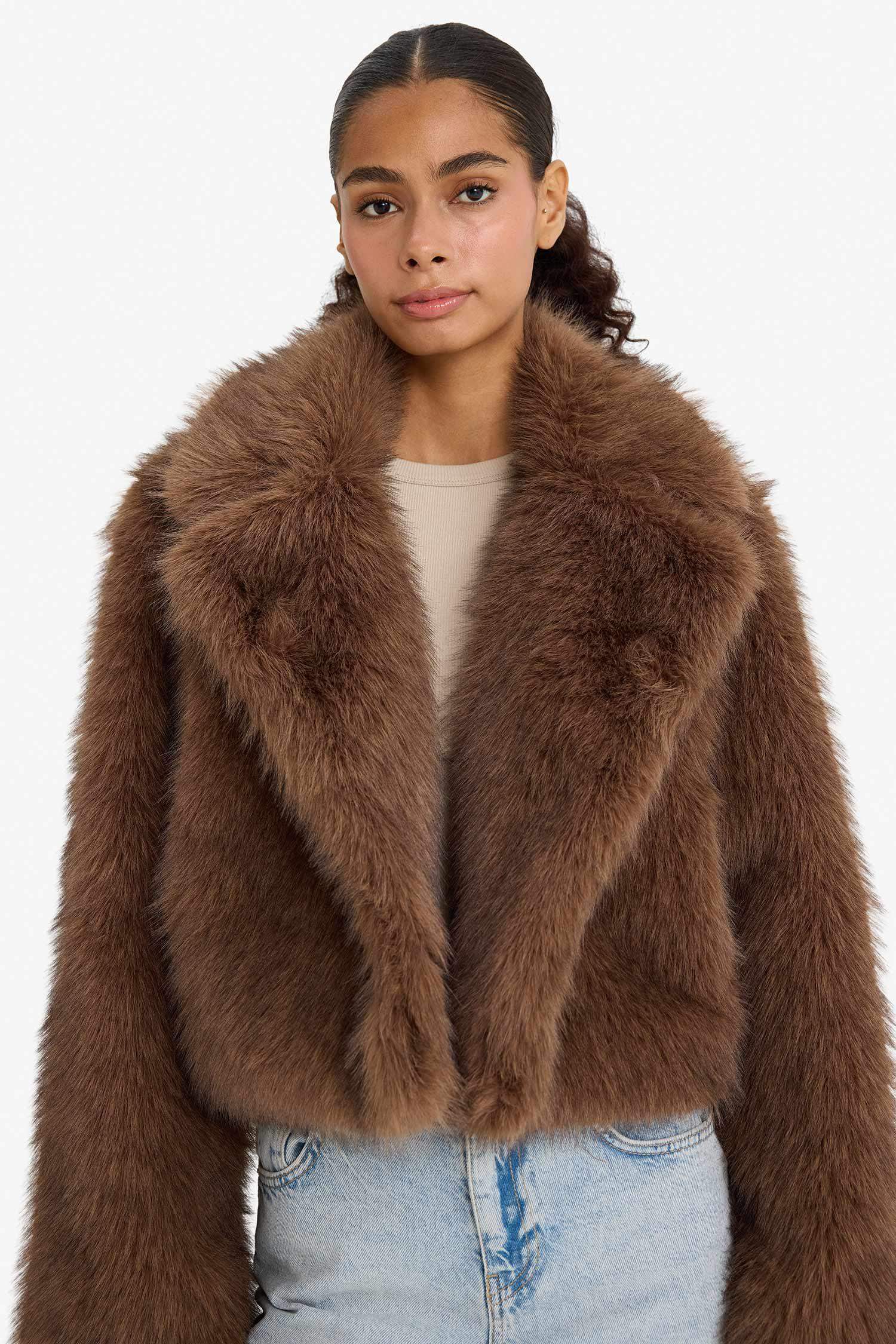 Regular Fit Düğmeli Kısa Suni Kürk