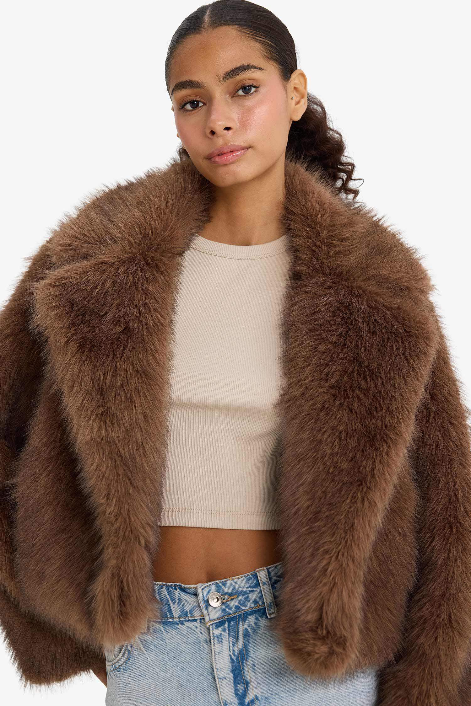 Regular Fit Düğmeli Kısa Suni Kürk