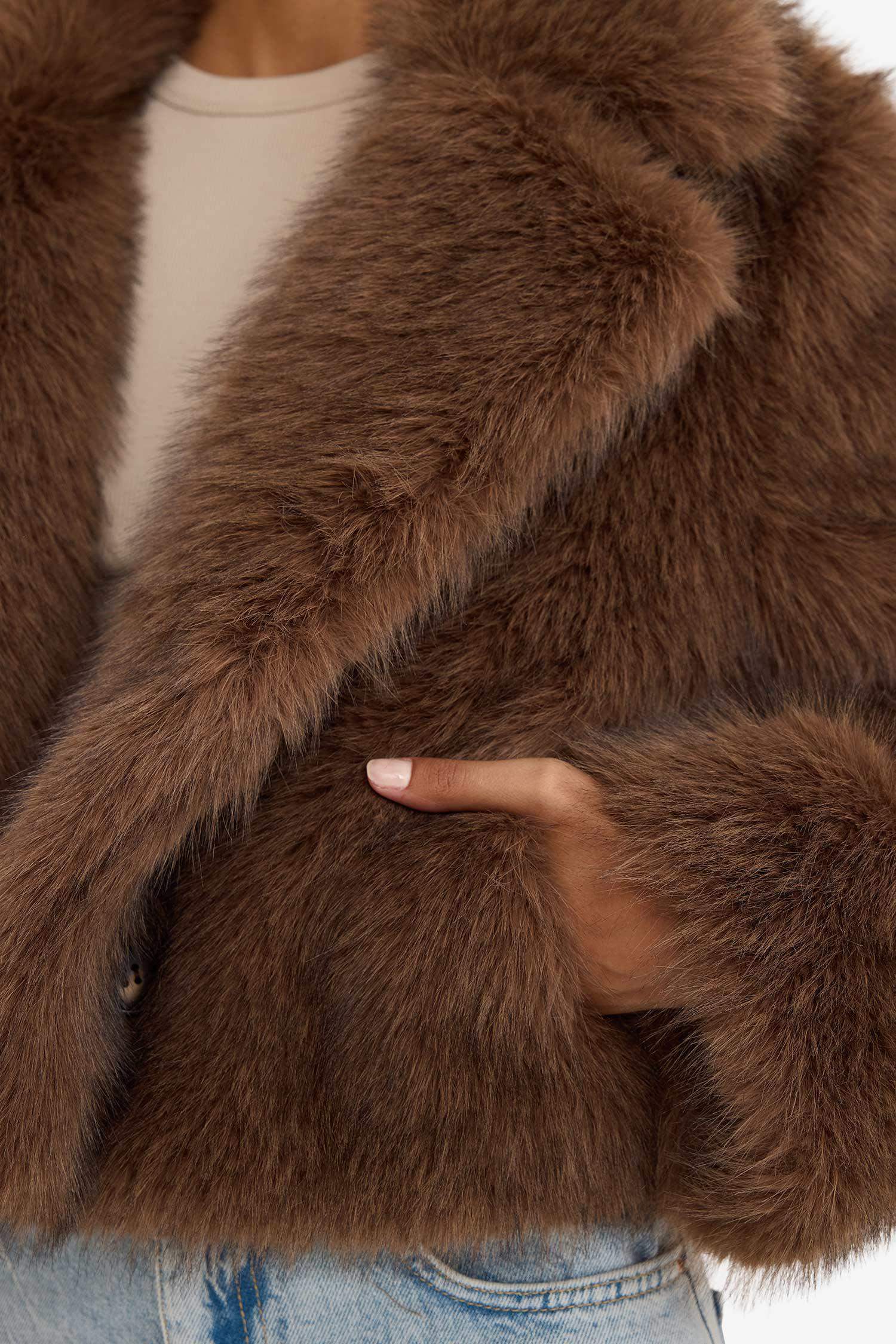 Regular Fit Düğmeli Kısa Suni Kürk