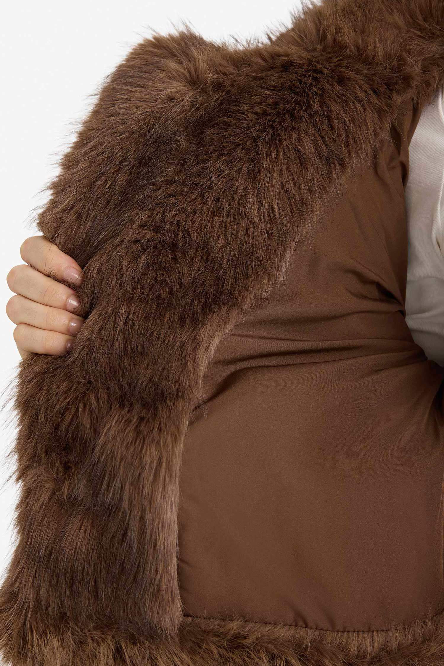 جاكيت فرو صناعي قصة عادية