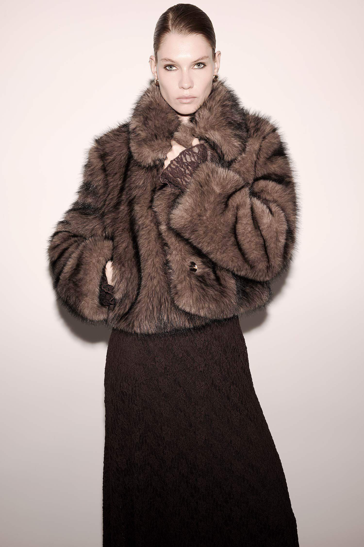 Regular Fit Düğmeli Kısa Suni Kürk