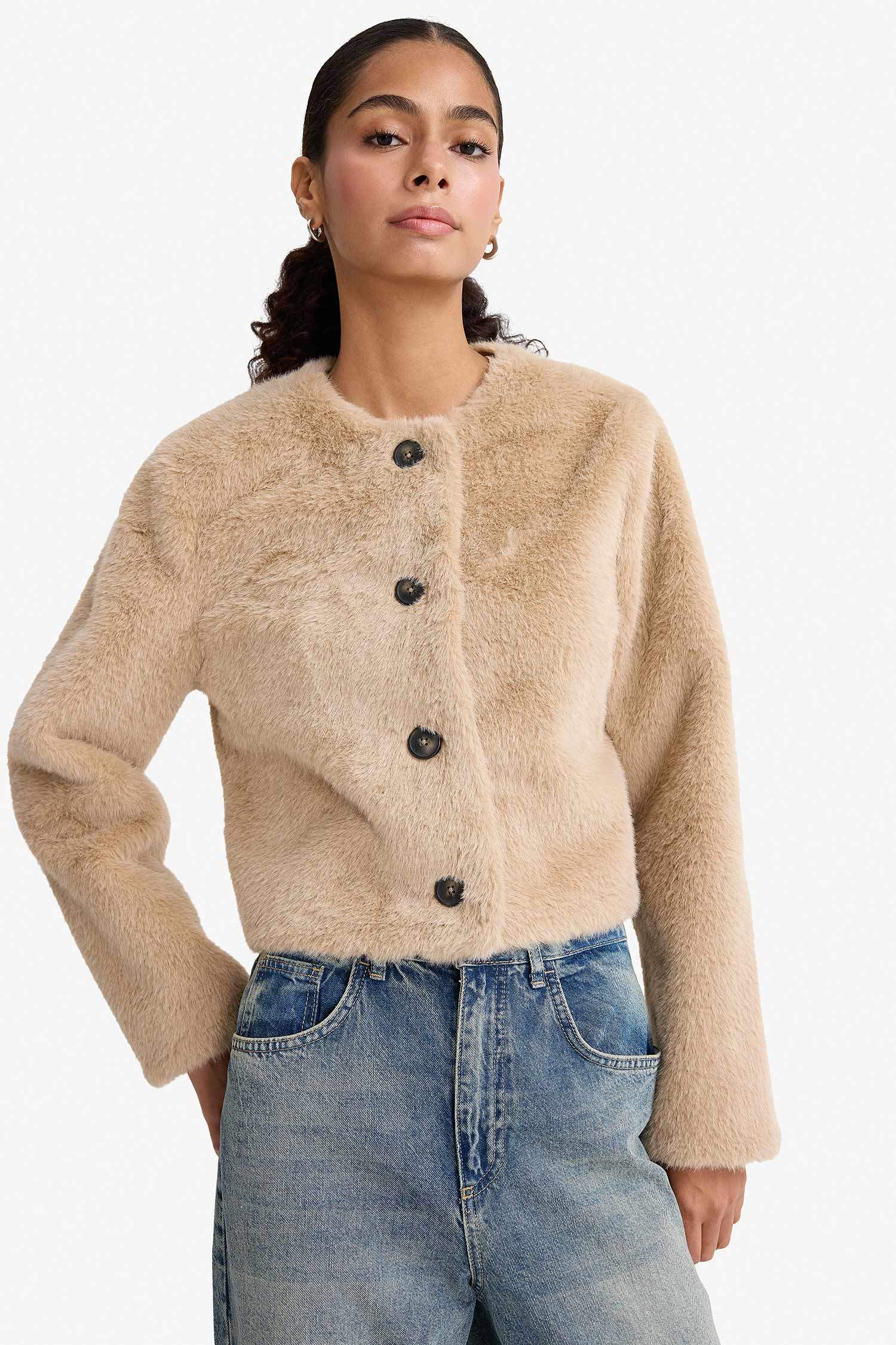 Regular Fit Düğmeli Kısa Suni Kürk