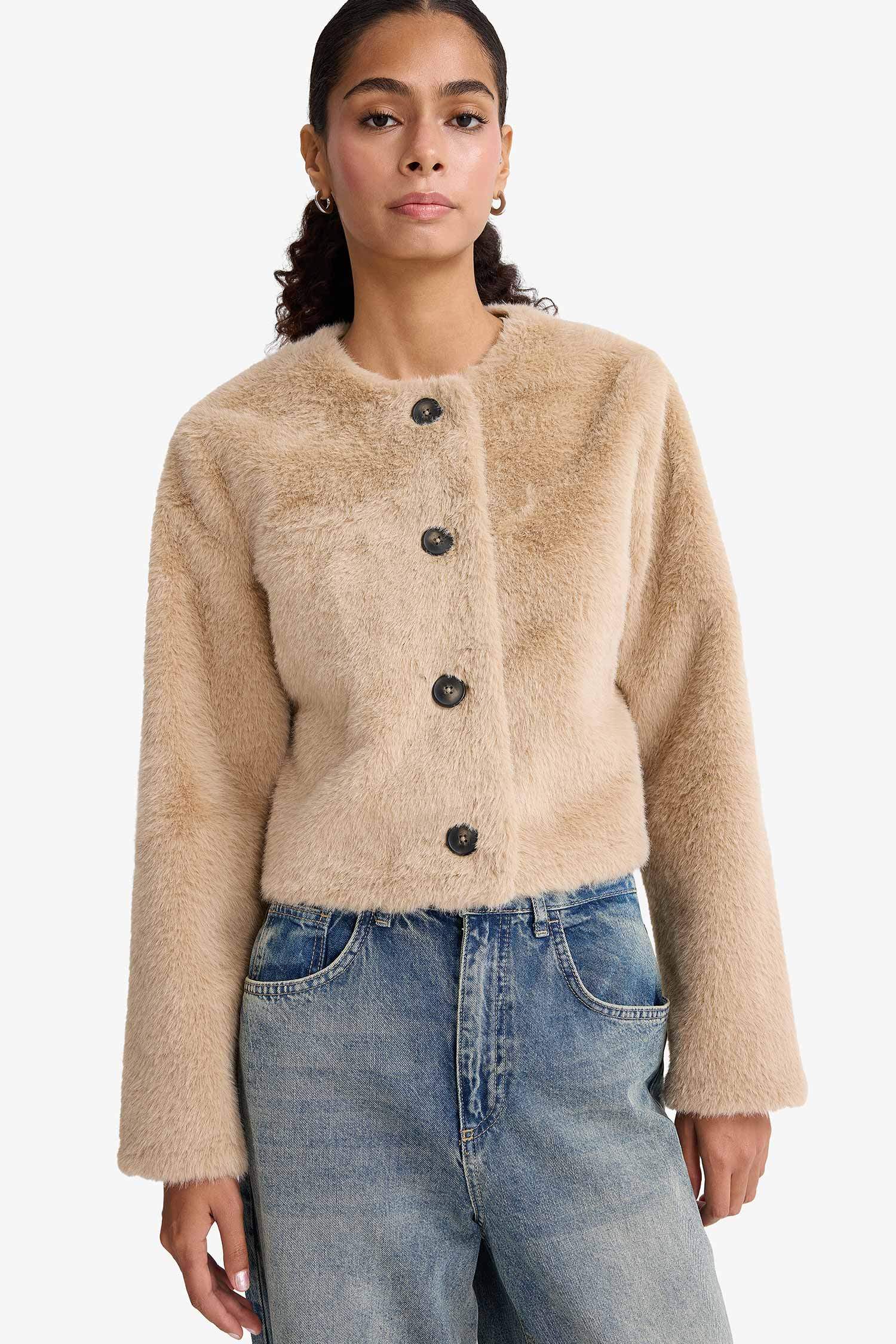 Regular Fit Düğmeli Kısa Suni Kürk